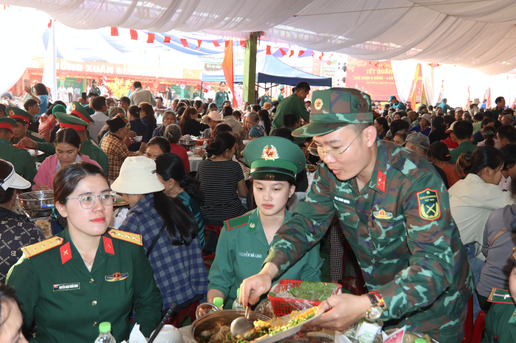 Chợ Xuân 0 đồng và cơm tất niên ấm tình quân – dân - Ảnh 11.