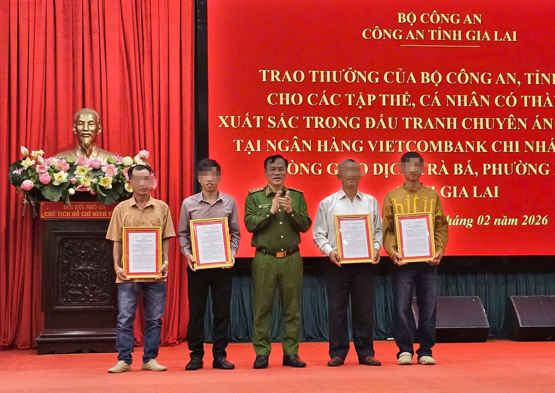 Khen thưởng 5 người dân trong vụ cướp ngân hàng tại Gia Lai năm 2026 - Ảnh 1.