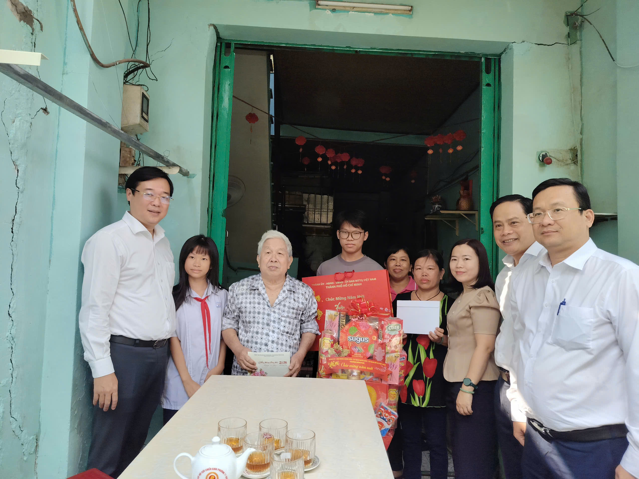 Phó bí thư thường trực Thành ủy Thành phố Lê Quốc Phong thăm Mẹ Việt Nam Anh hùng và trẻ em khó khăn - Ảnh 3.