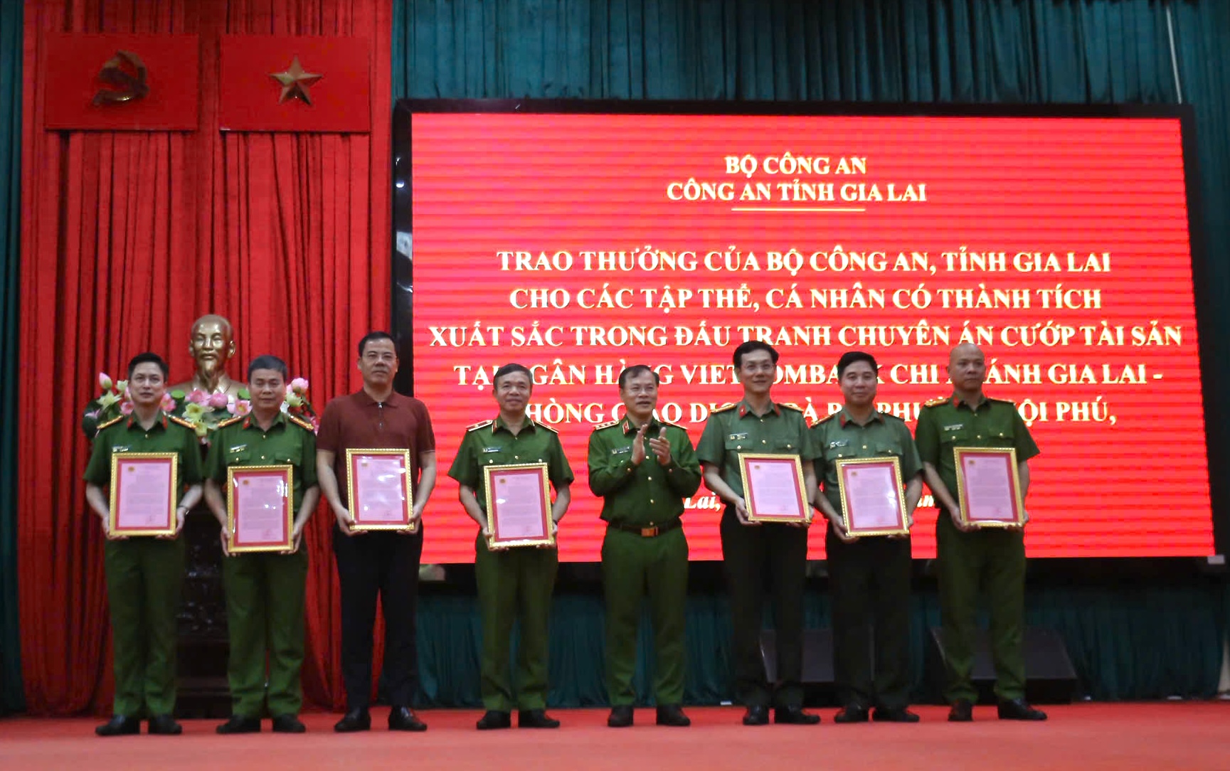 Khen thưởng đơn vị ph&aacute; vụ cướp ng&acirc;n h&agrave;ng Vietcombank ở Gia Lai năm 2026 - Ảnh 1.