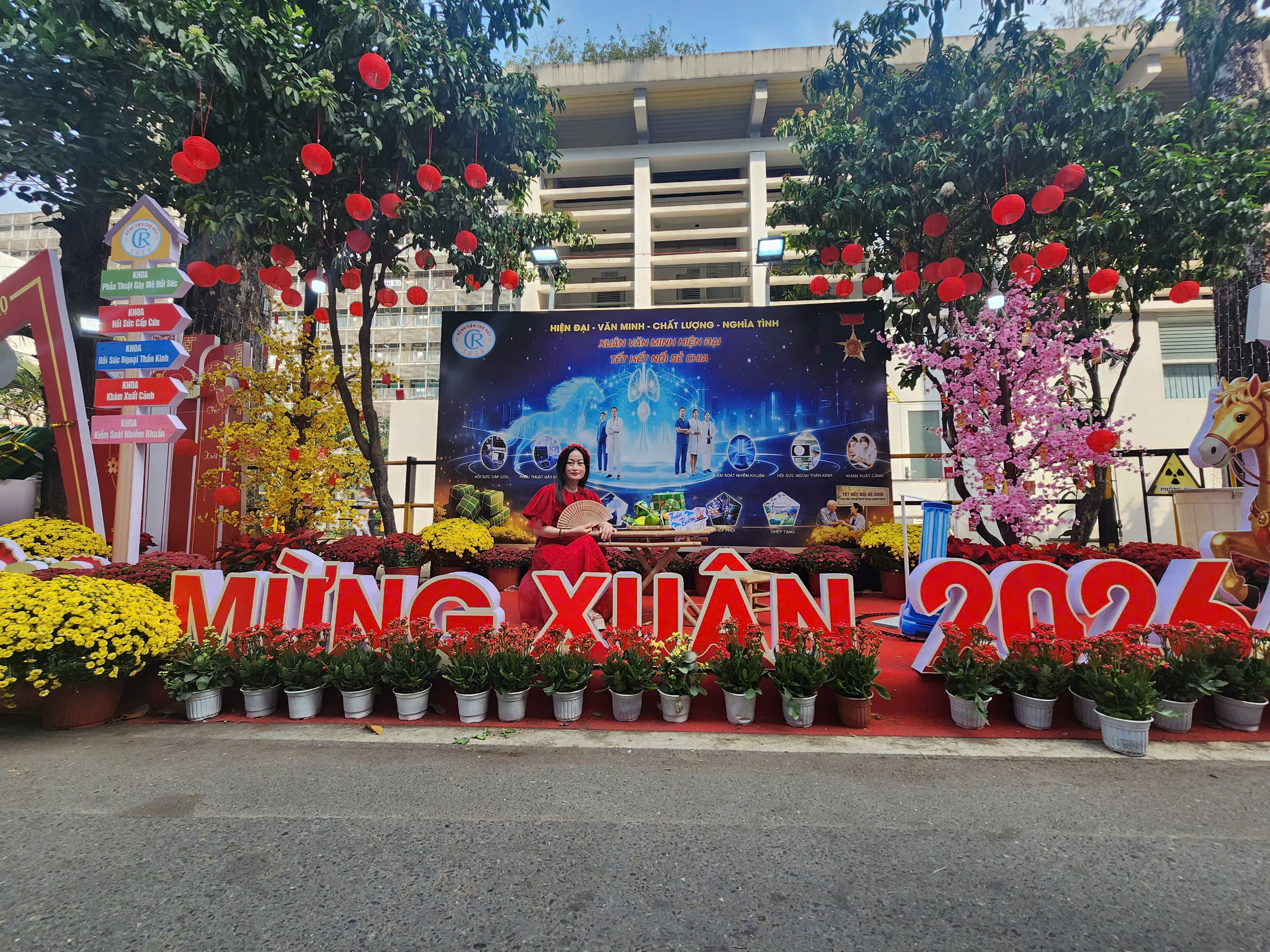 Đi khám bệnh, bất ngờ được đón Tết giữa đường hoa ở Bệnh viện Chợ Rẫy - Ảnh 5.