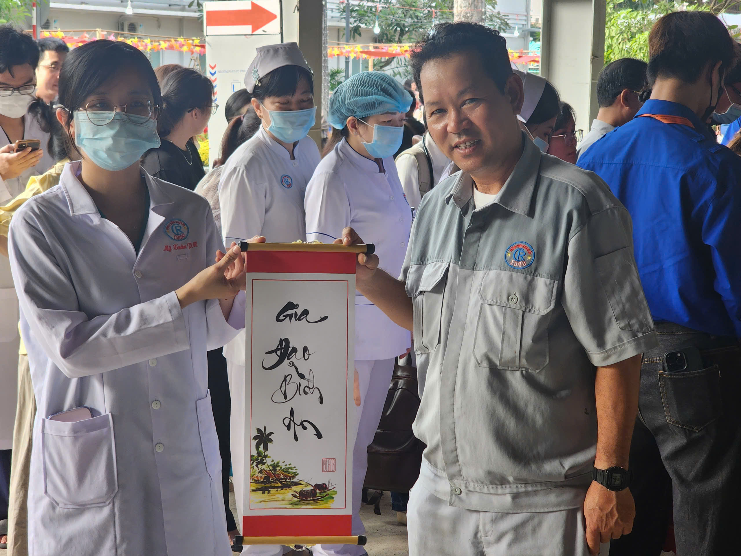 Đi khám bệnh, bất ngờ được đón Tết giữa đường hoa ở Bệnh viện Chợ Rẫy - Ảnh 3.