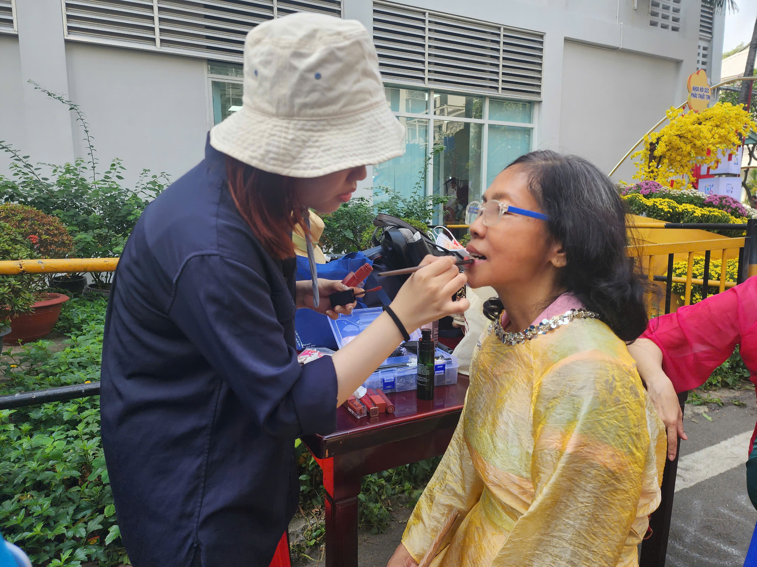 Đi khám bệnh, bất ngờ được đón Tết giữa đường hoa ở Bệnh viện Chợ Rẫy - Ảnh 7.