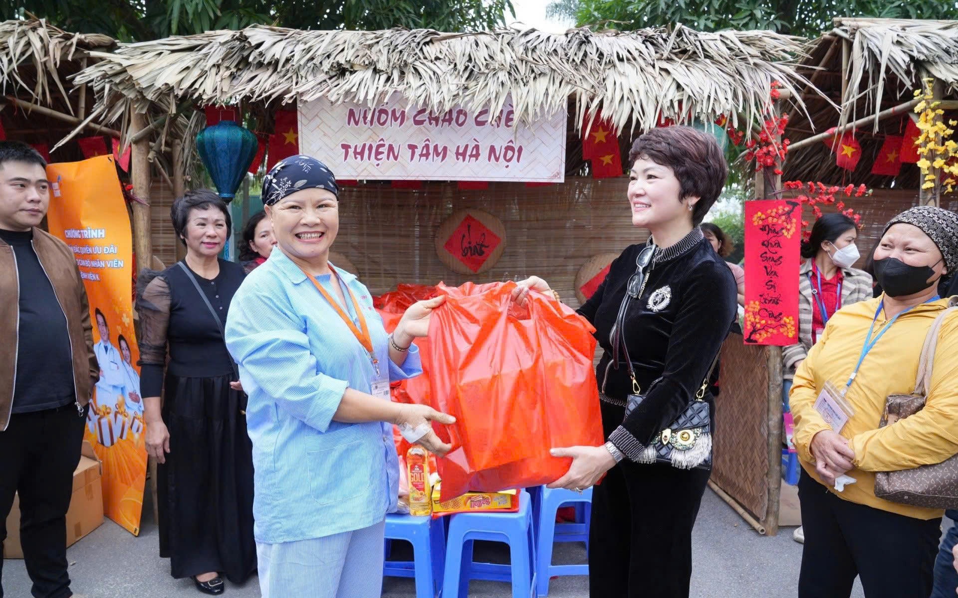 Đưa Tết ấm đến người bệnh
