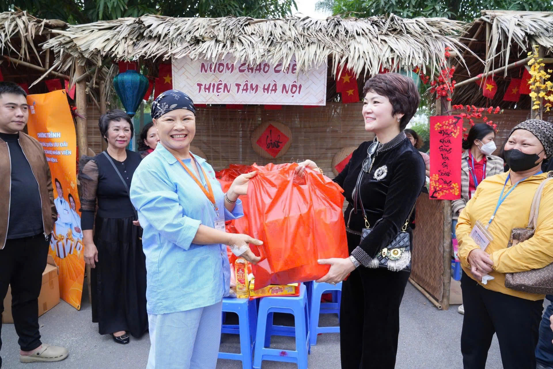 Đưa Tết ấm đến người bệnh - Ảnh 1.