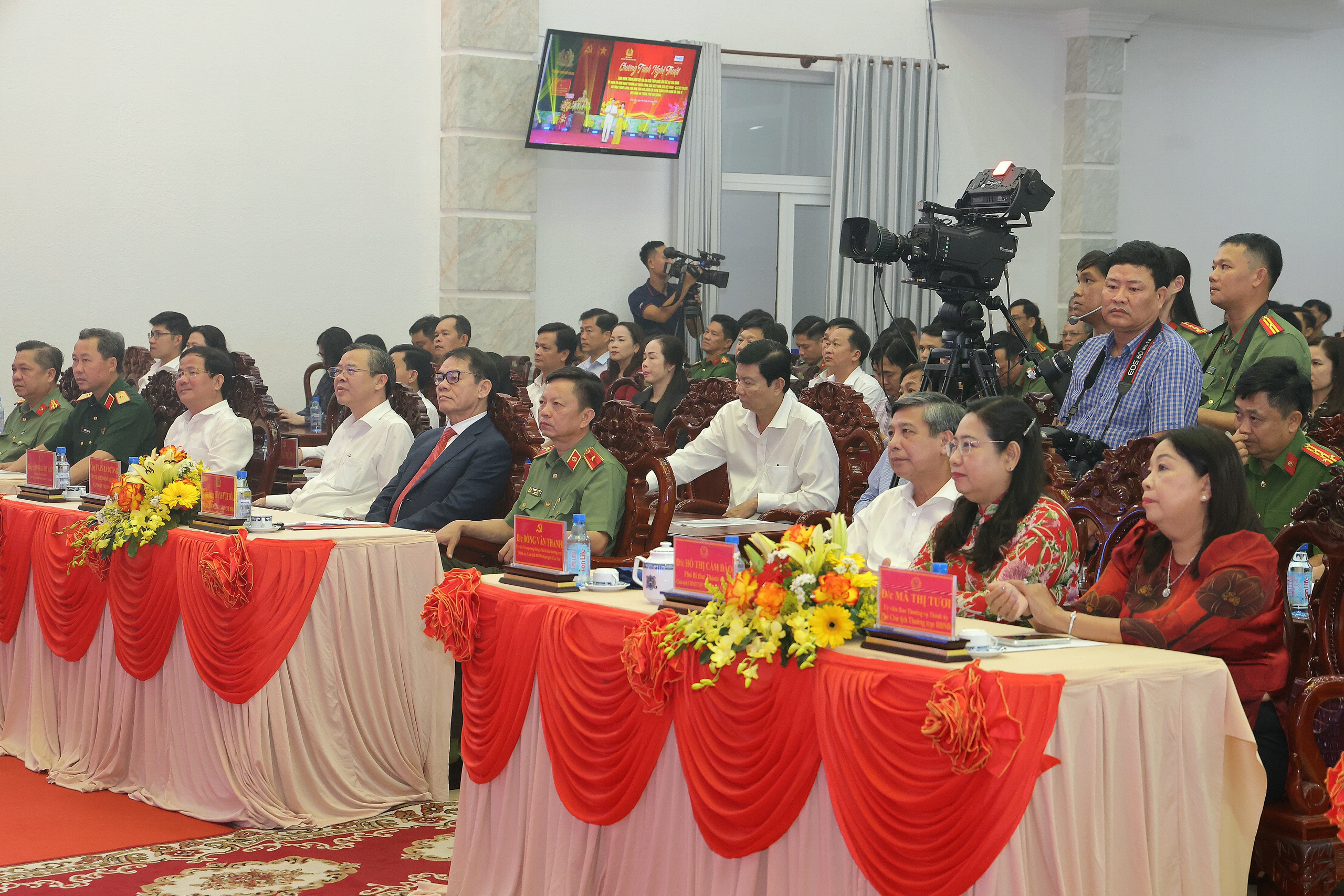 Công an TP Cần Thơ trao tặng 1 . 000 Căn nhà cho gia đình khó khăn năm 2026 - Ảnh 2.