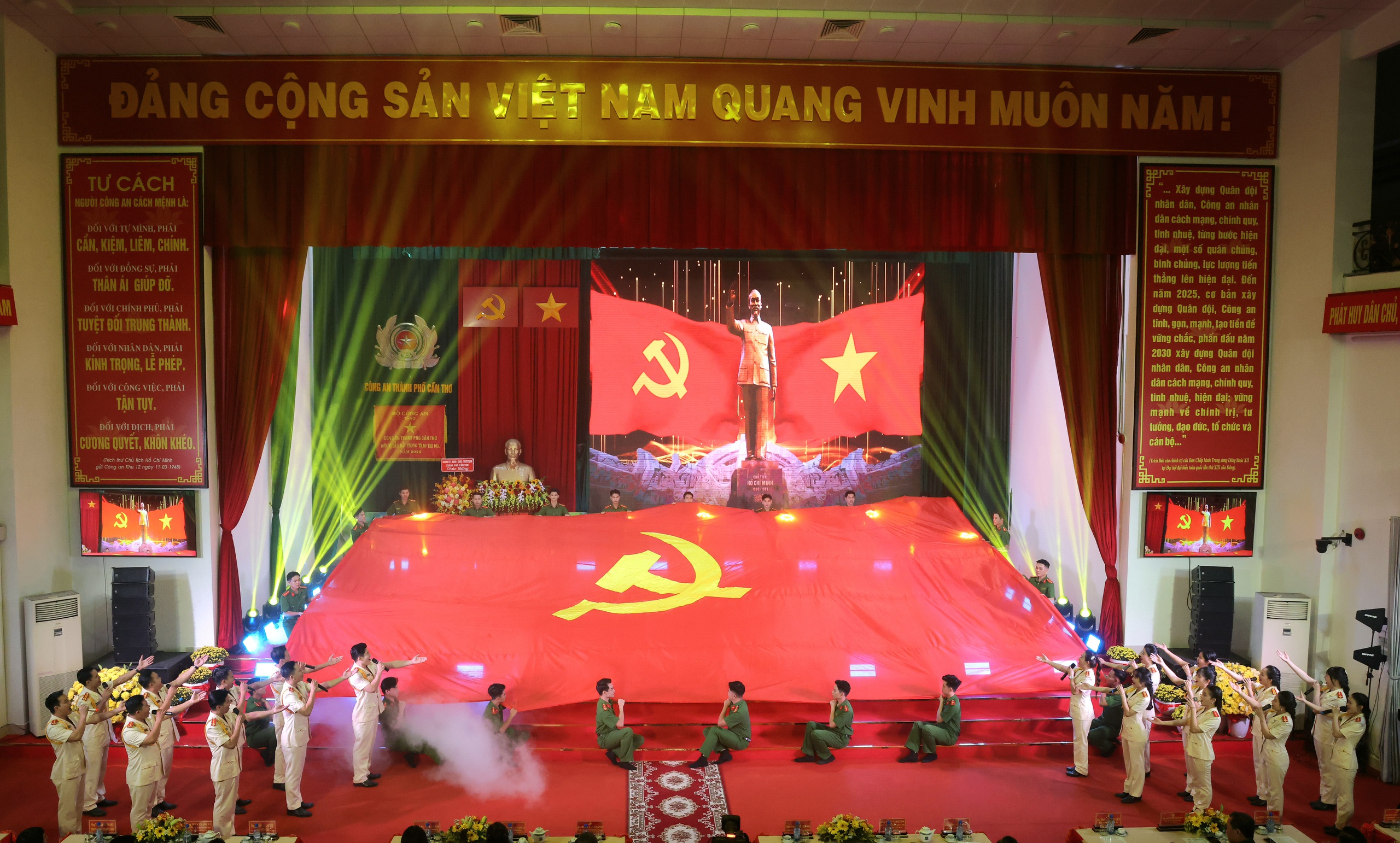 Công an TP Cần Thơ trao tặng 1 . 000 Căn nhà cho gia đình khó khăn năm 2026 - Ảnh 3.