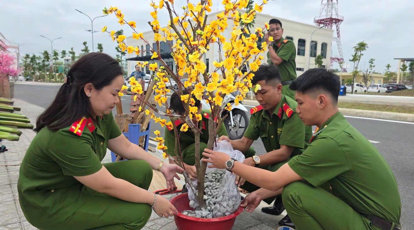 Rộn ràng Phiên chợ Xuân 2026 do Công an tỉnh An Giang tổ chức cho cộng đồng - Ảnh 2.