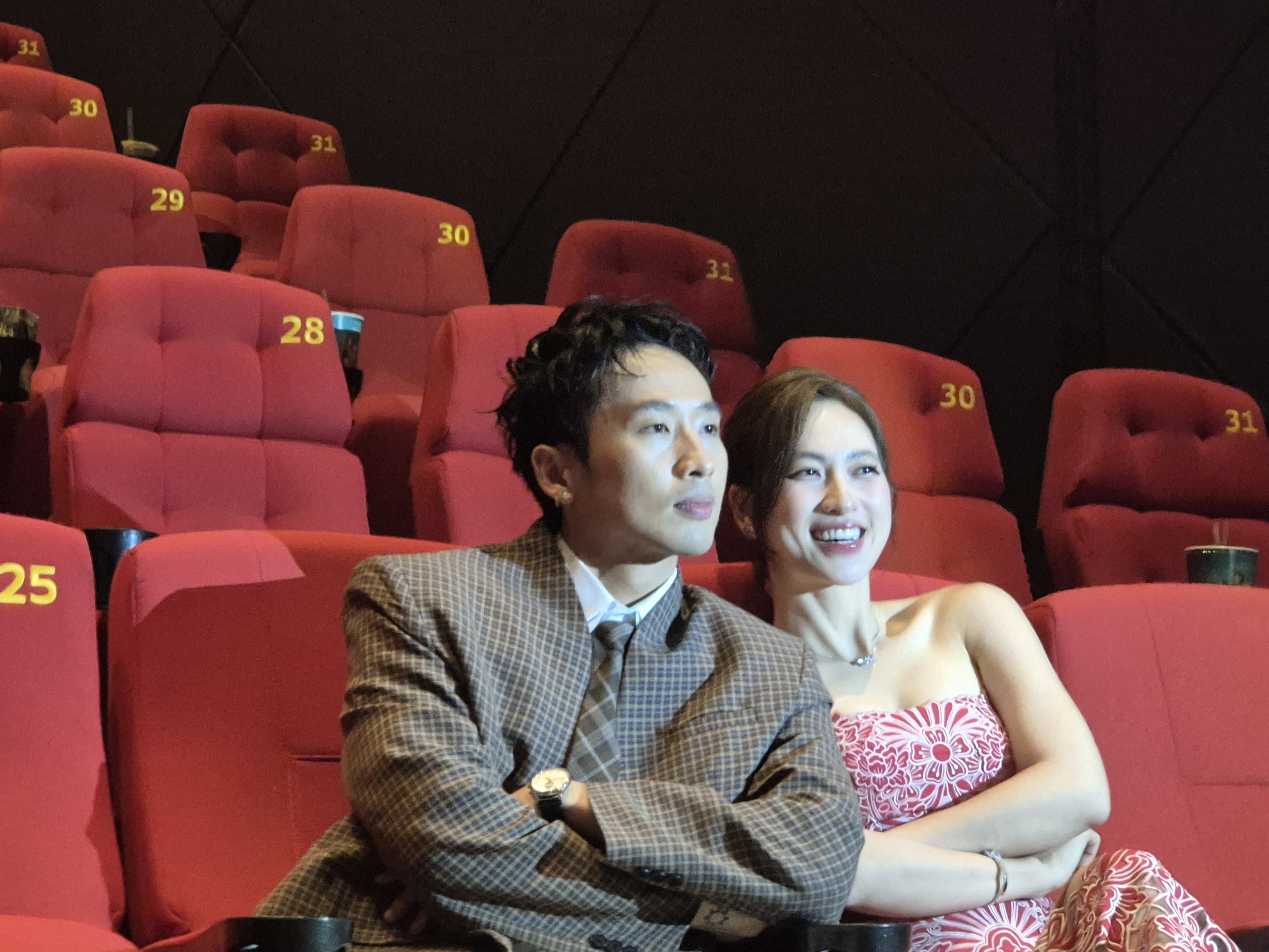 Tuấn Trần ngồi xe lăn, tình tứ với Phương Anh Đào - Ảnh 4.