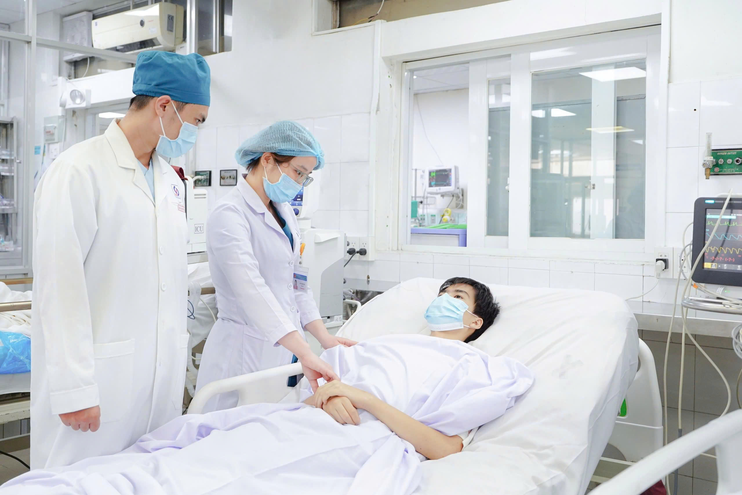 Trải thảm đỏ đón bác sĩ giỏi - Ảnh 1.