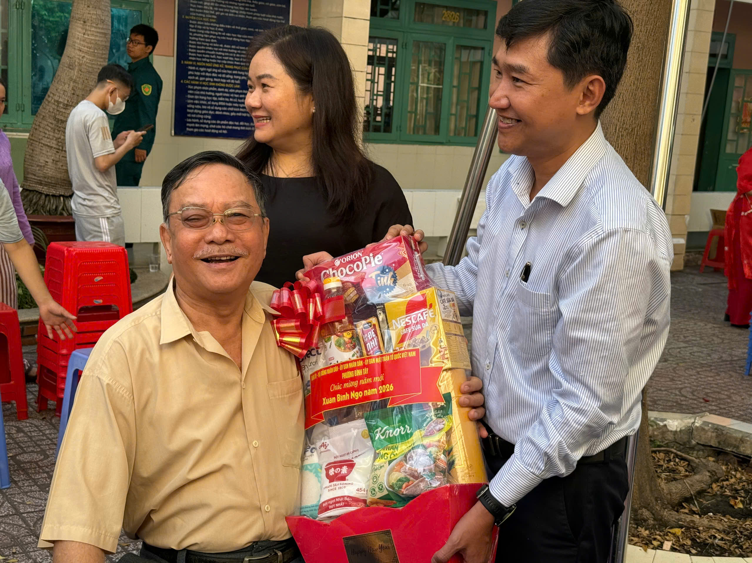 Phường Bình Tây gửi 200 phần quà đến người dân tại Ngày hội “Xuân đoàn kết - Tết nghĩa tình” - Ảnh 6.