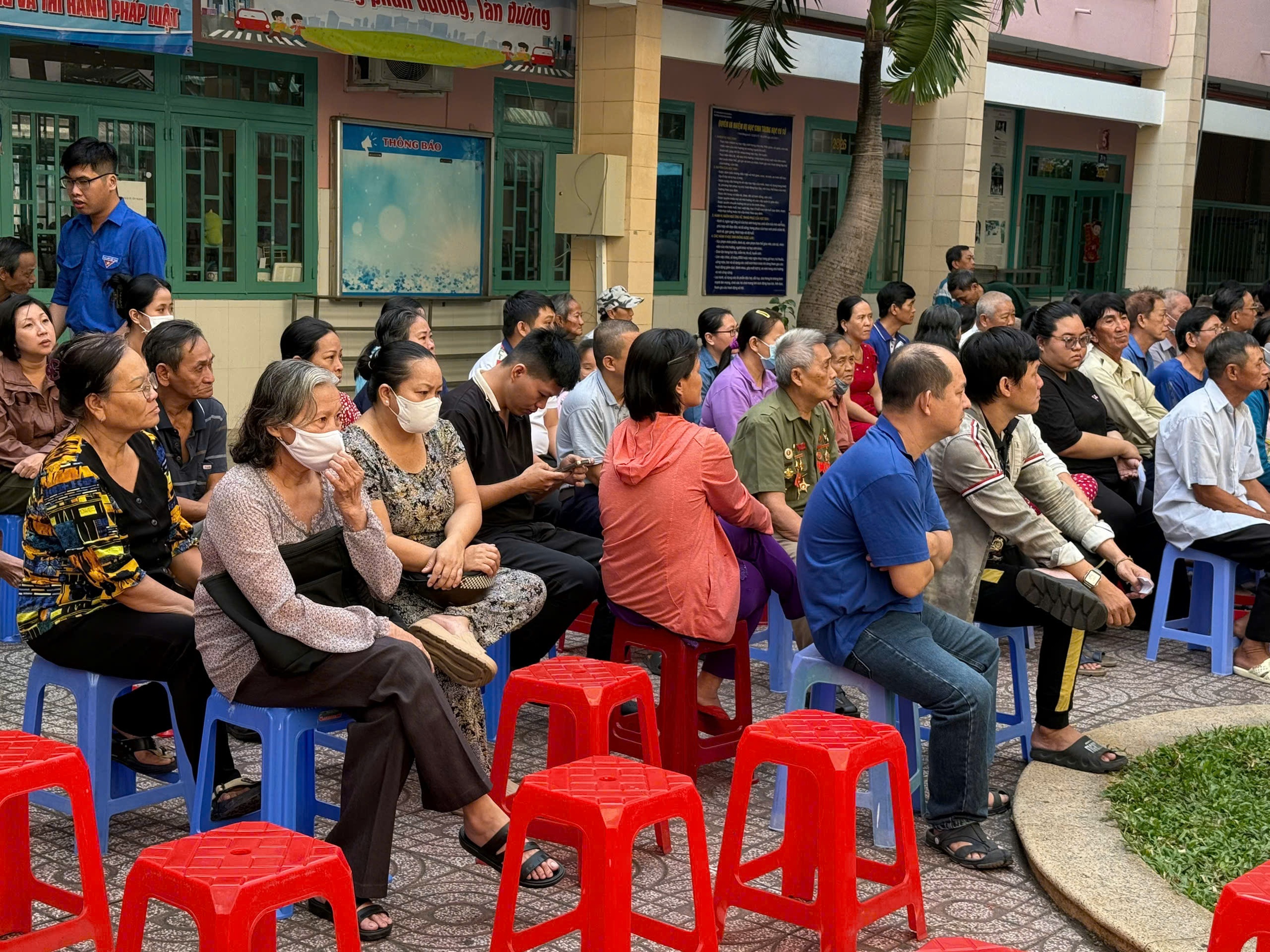 Phường Bình Tây gửi 200 phần quà đến người dân tại Ngày hội “Xuân đoàn kết - Tết nghĩa tình” - Ảnh 2.
