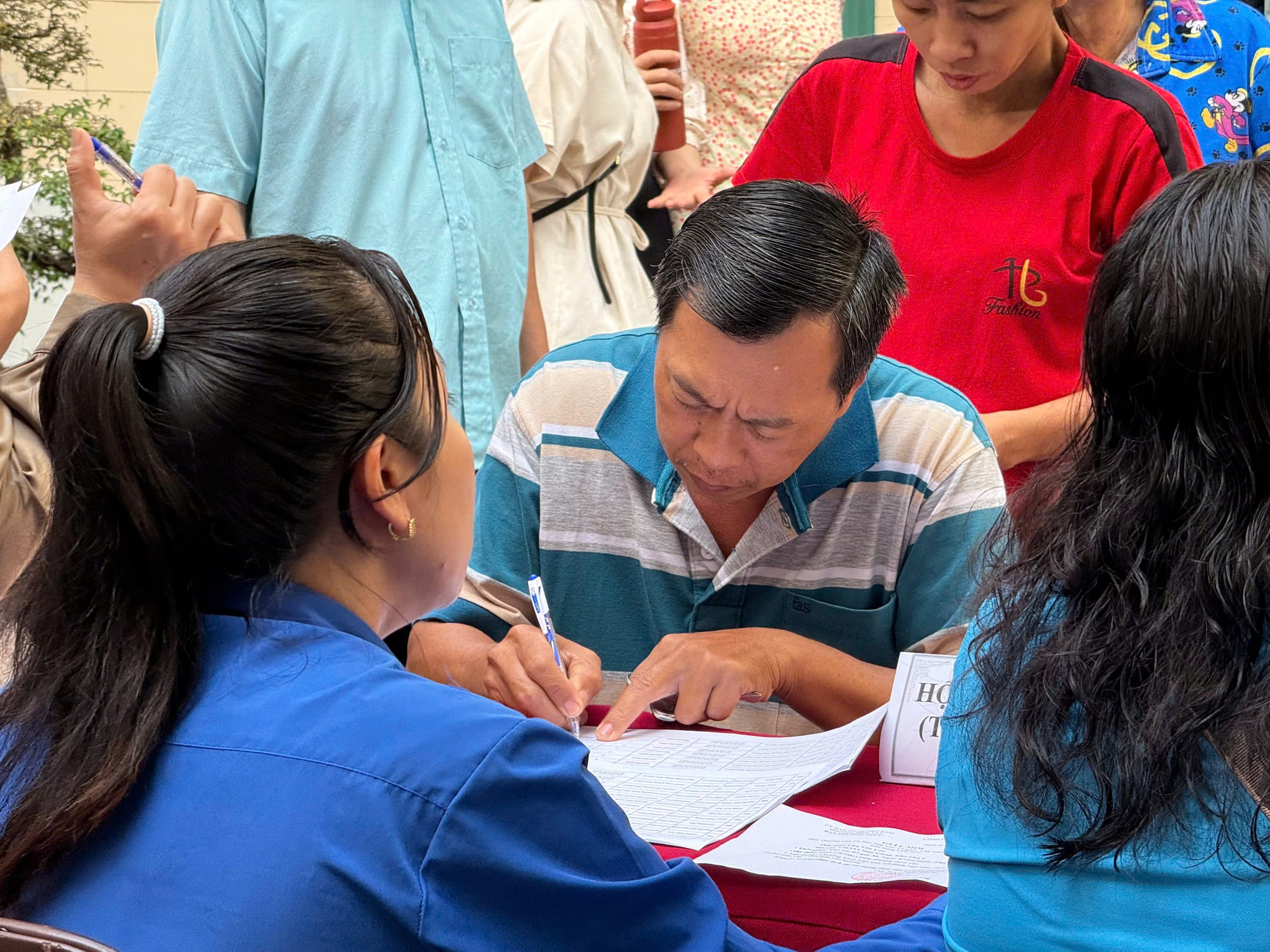 Phường Bình Tây gửi 200 phần quà đến người dân tại Ngày hội “Xuân đoàn kết - Tết nghĩa tình” - Ảnh 4.
