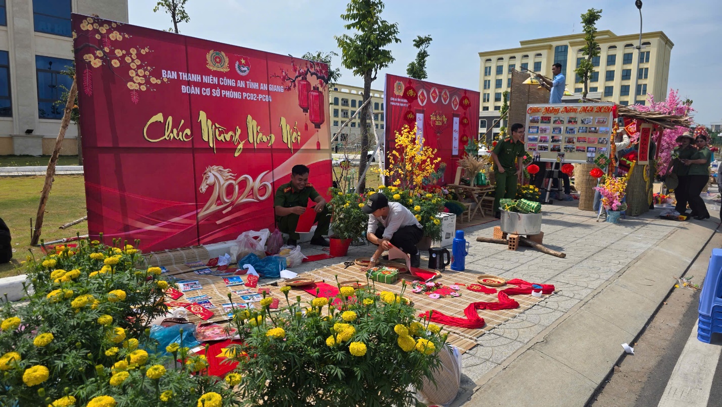 Rộn ràng Phiên chợ Xuân 2026 do Công an tỉnh An Giang tổ chức cho cộng đồng - Ảnh 4.