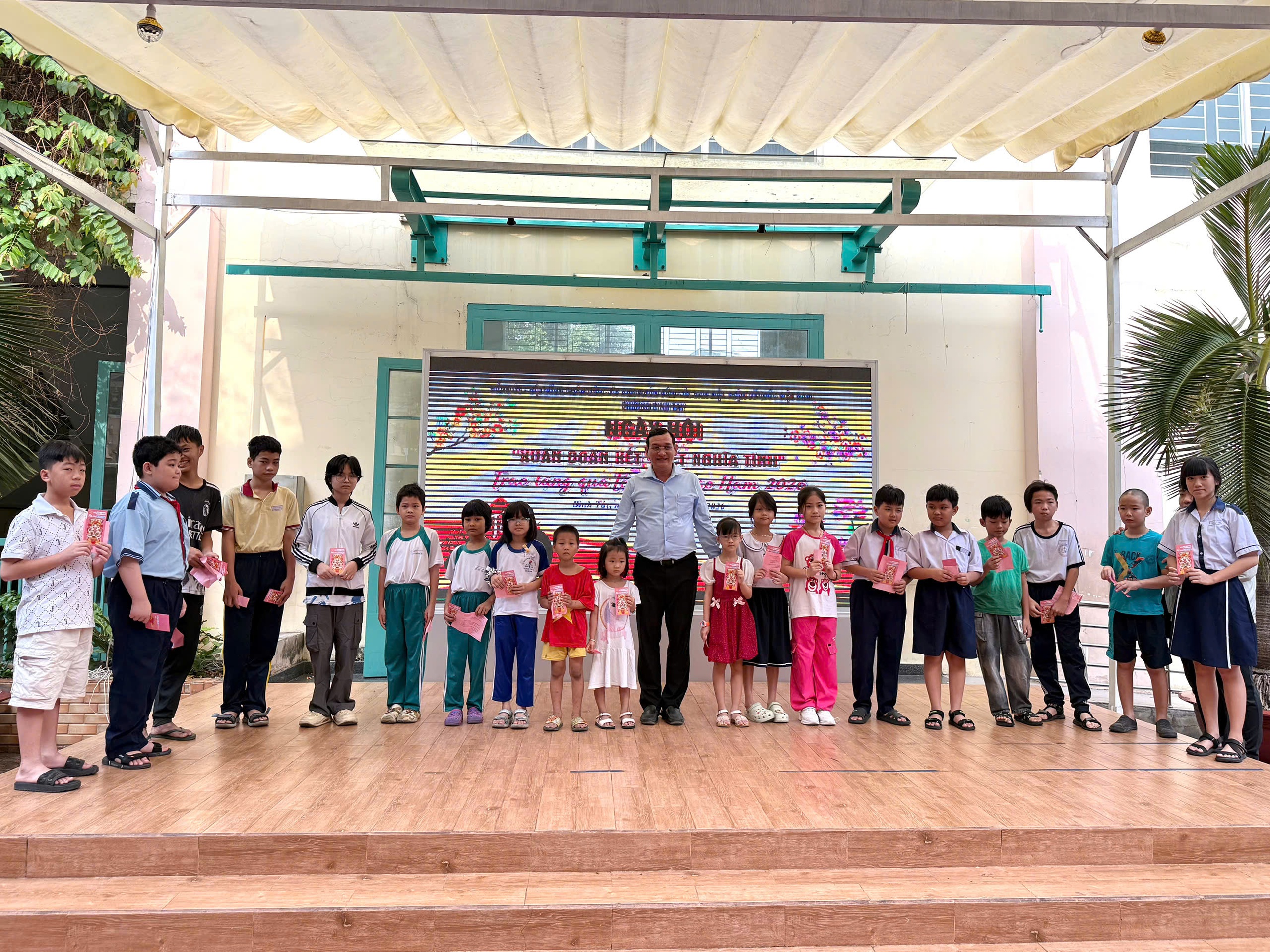 Phường Bình Tây gửi 200 phần quà đến người dân tại Ngày hội “Xuân đoàn kết - Tết nghĩa tình” - Ảnh 11.