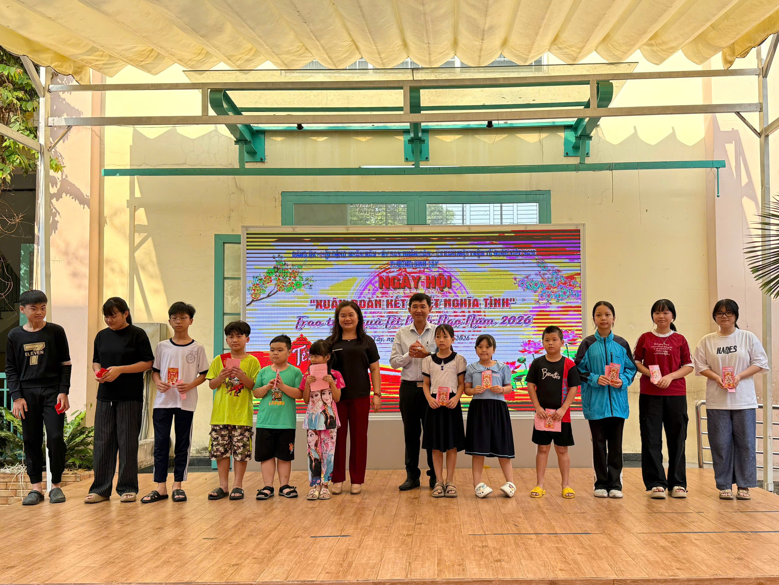 Phường Bình Tây gửi 200 phần quà đến người dân tại Ngày hội “Xuân đoàn kết - Tết nghĩa tình” - Ảnh 10.