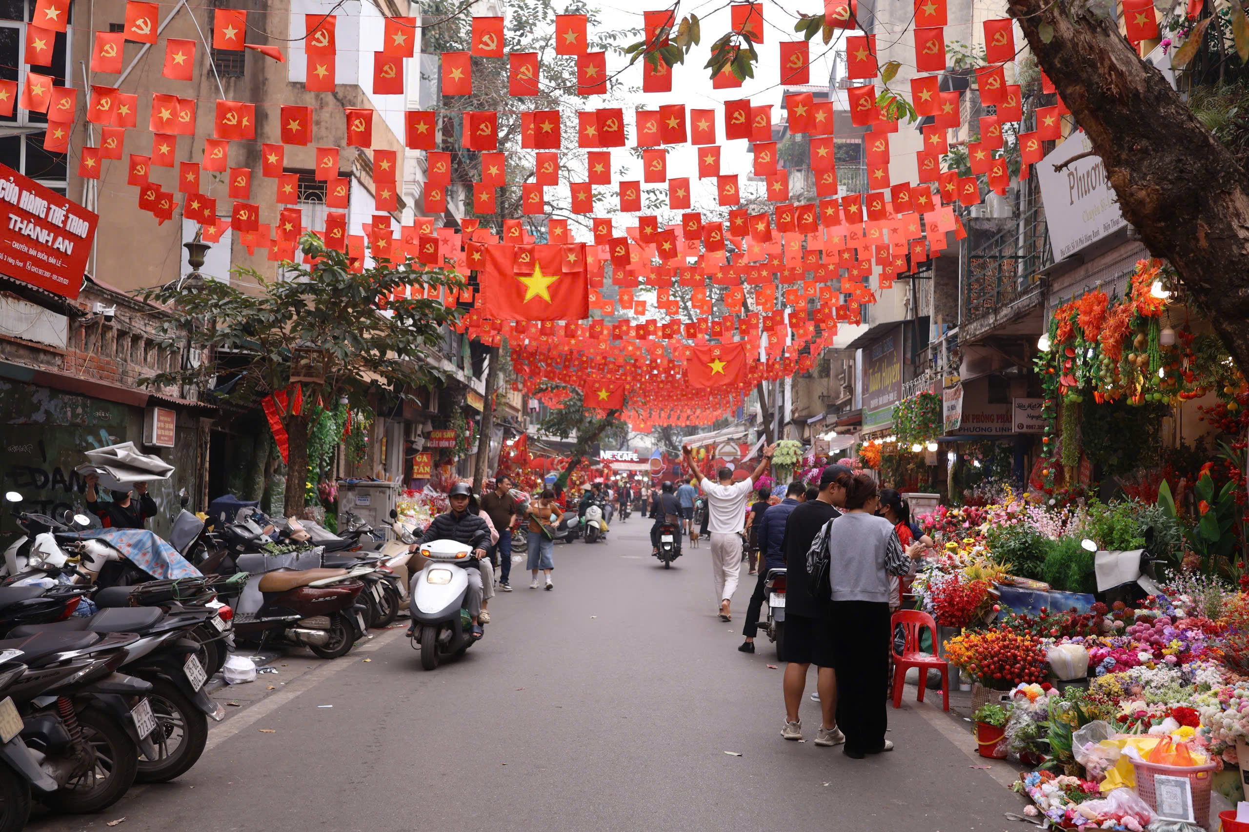 Phố, phường Thủ đ&ocirc; H&agrave; Nội rực rỡ sắc Xu&acirc;n  - Ảnh 12.
