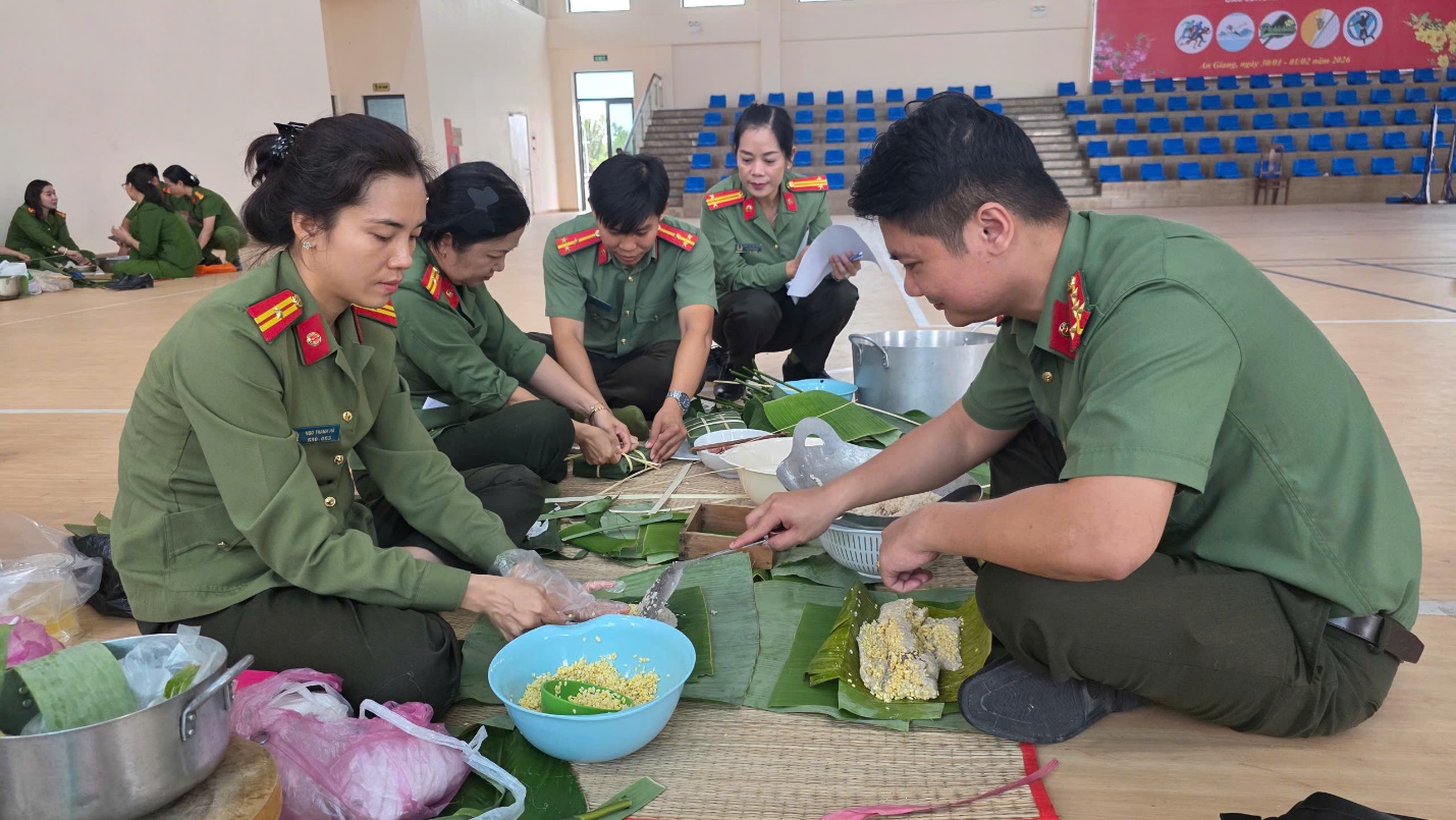 Rộn ràng Phiên chợ Xuân 2026 do Công an tỉnh An Giang tổ chức cho cộng đồng - Ảnh 7.