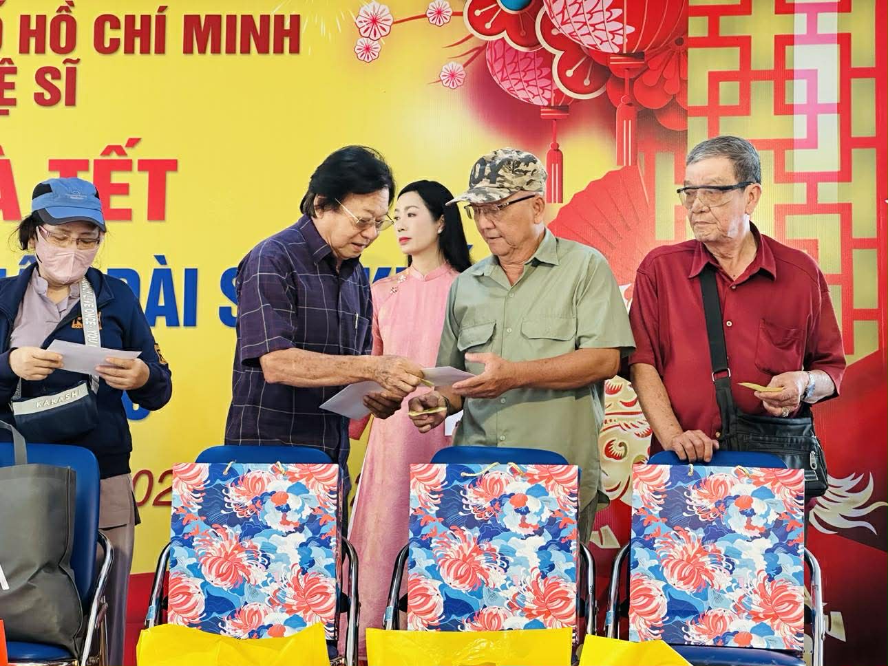 NSND Trịnh Kim Chi mang Tết đến sớm cho nghệ sĩ, c&ocirc;ng nh&acirc;n s&acirc;n khấu - Ảnh 3.