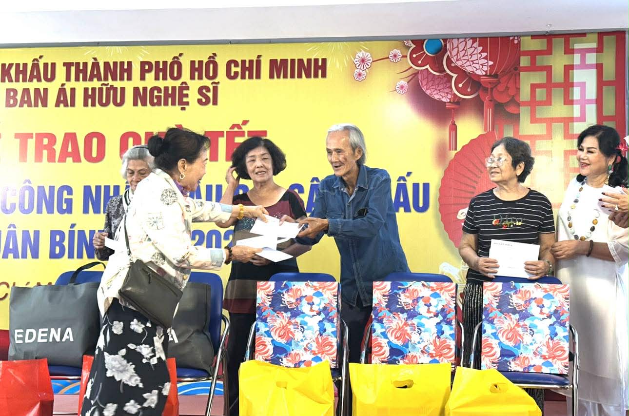 NSND Trịnh Kim Chi mang Tết đến sớm cho nghệ sĩ, c&ocirc;ng nh&acirc;n s&acirc;n khấu - Ảnh 6.