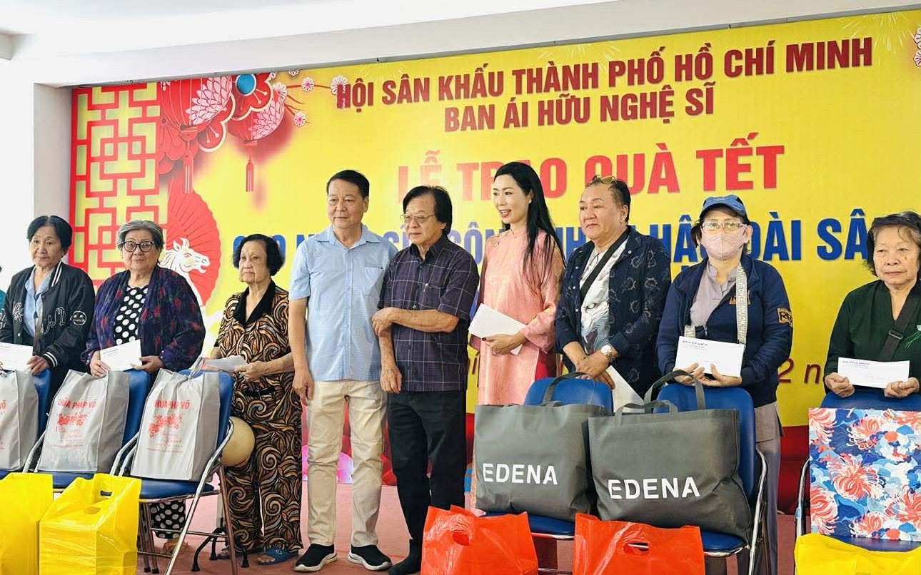 NSND Trịnh Kim Chi mang Tết đến sớm cho nghệ sĩ, công nhân sân khấu