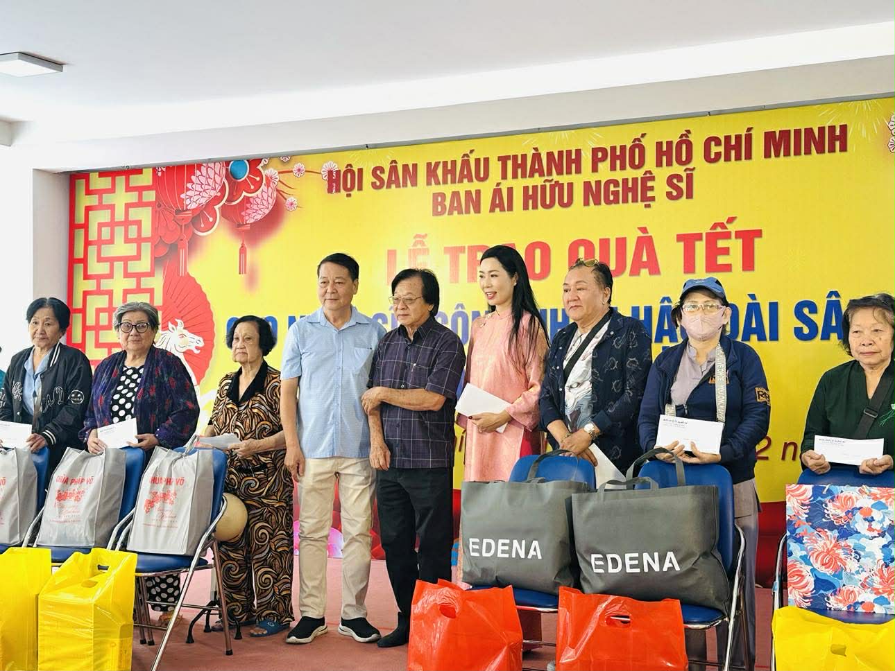 NSND Trịnh Kim Chi mang Tết đến sớm cho nghệ sĩ, c&ocirc;ng nh&acirc;n s&acirc;n khấu - Ảnh 1.