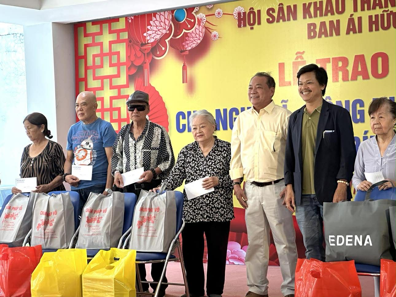 NSND Trịnh Kim Chi mang Tết đến sớm cho nghệ sĩ, c&ocirc;ng nh&acirc;n s&acirc;n khấu - Ảnh 5.