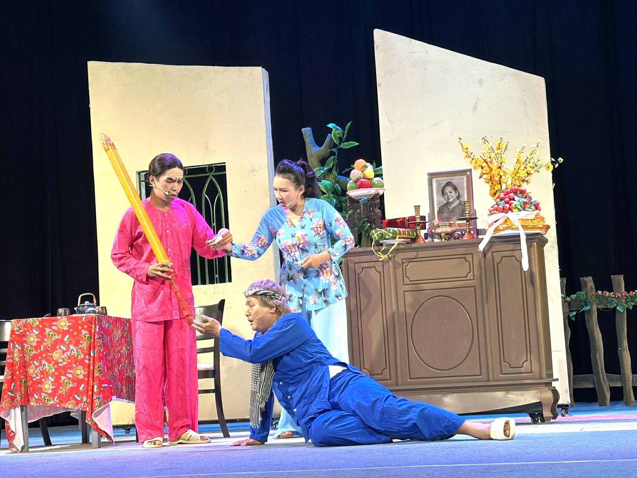 NSƯT Vũ Luân may màn nhung tặng Nhà hát Kịch TP HCM đón xuân mới - Ảnh 7.