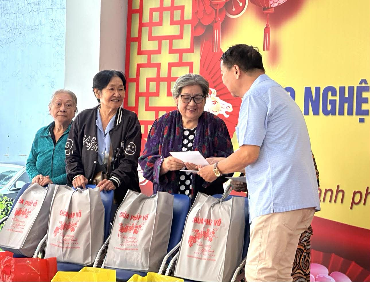 NSND Trịnh Kim Chi mang Tết đến sớm cho nghệ sĩ, c&ocirc;ng nh&acirc;n s&acirc;n khấu - Ảnh 4.