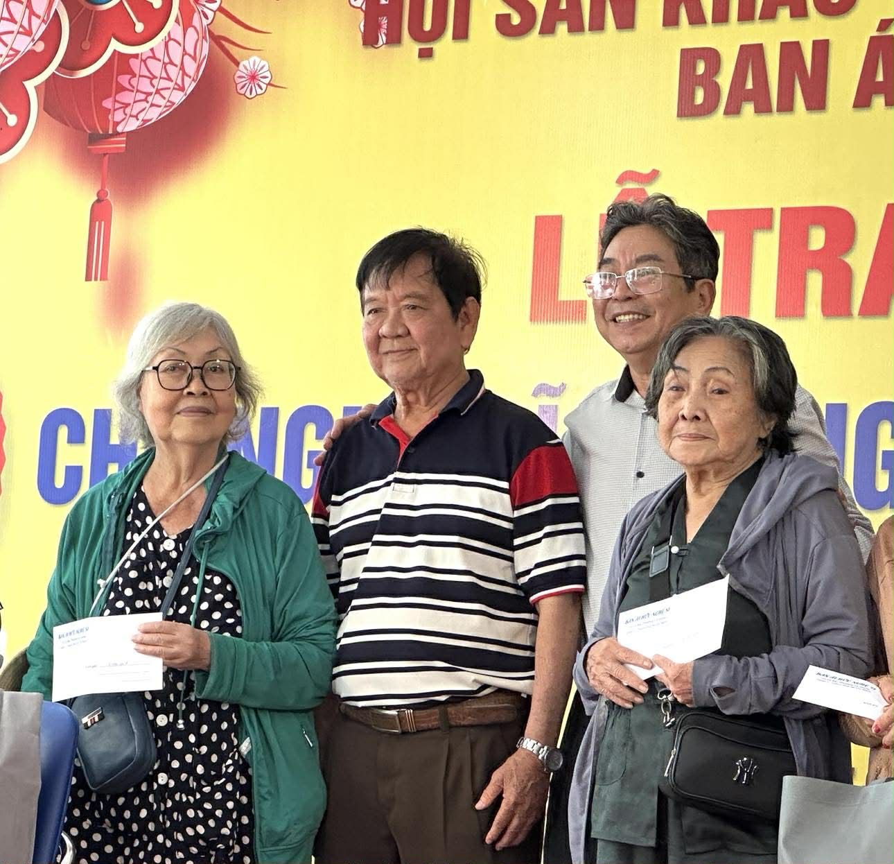 NSND Trịnh Kim Chi mang Tết đến sớm cho nghệ sĩ, c&ocirc;ng nh&acirc;n s&acirc;n khấu - Ảnh 2.