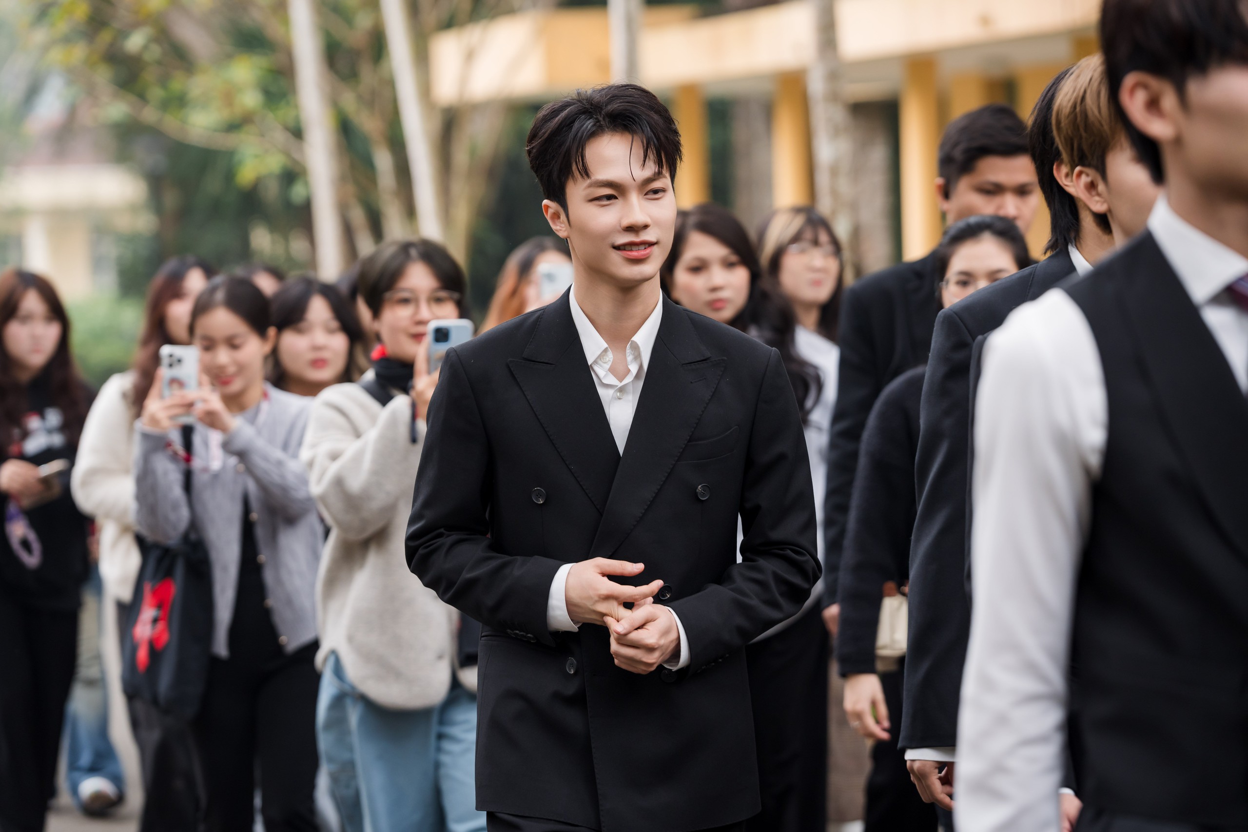 Fans vây kín nhóm UPRIZE trên xe bus - Ảnh 2.