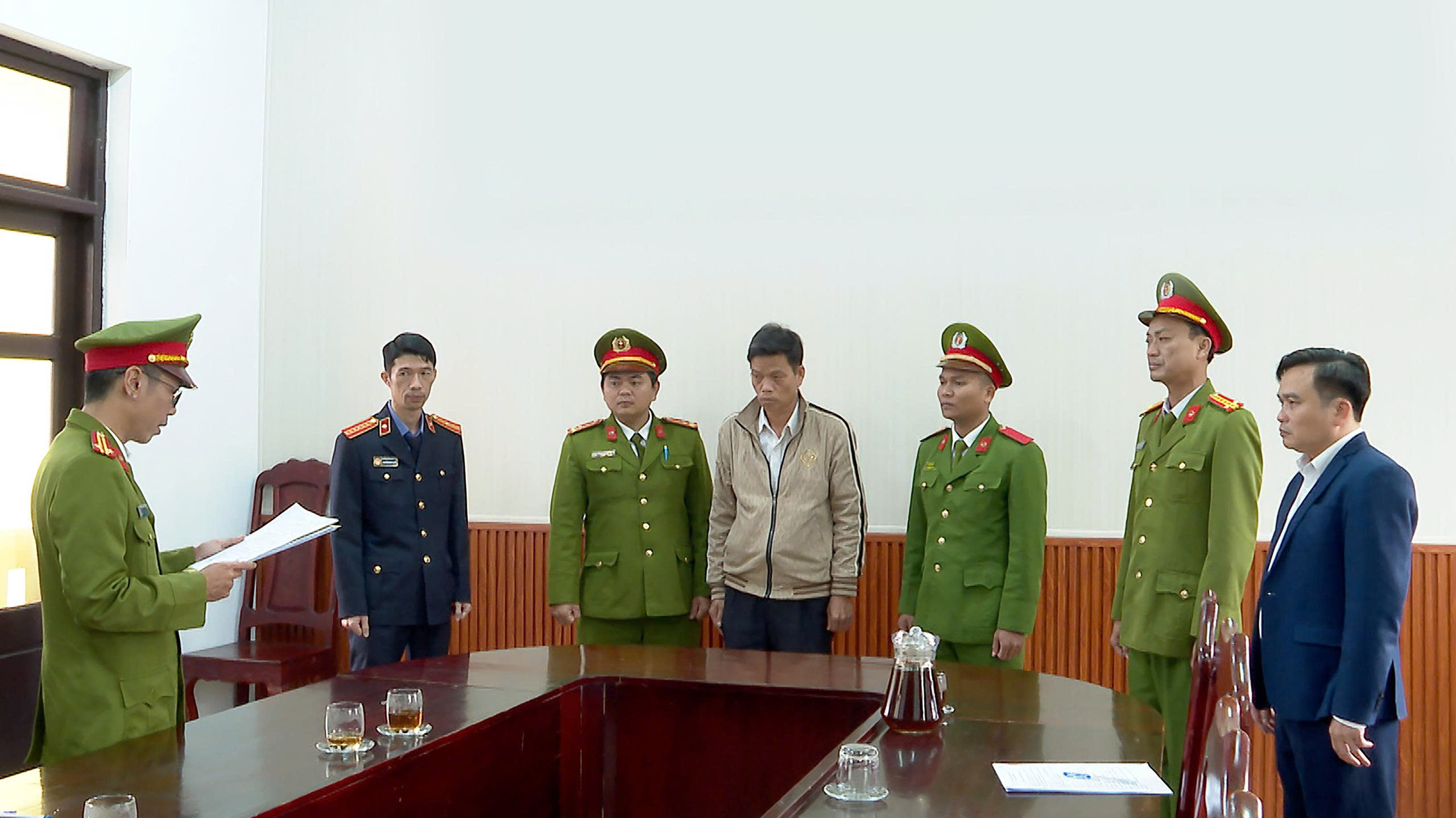 Lộ diện vị c&aacute;n bộ &ldquo;bẻ l&aacute;i&rdquo; gi&uacute;p người được nhờ đi l&agrave;m "sổ đỏ" th&agrave;nh chủ đất - Ảnh 1.