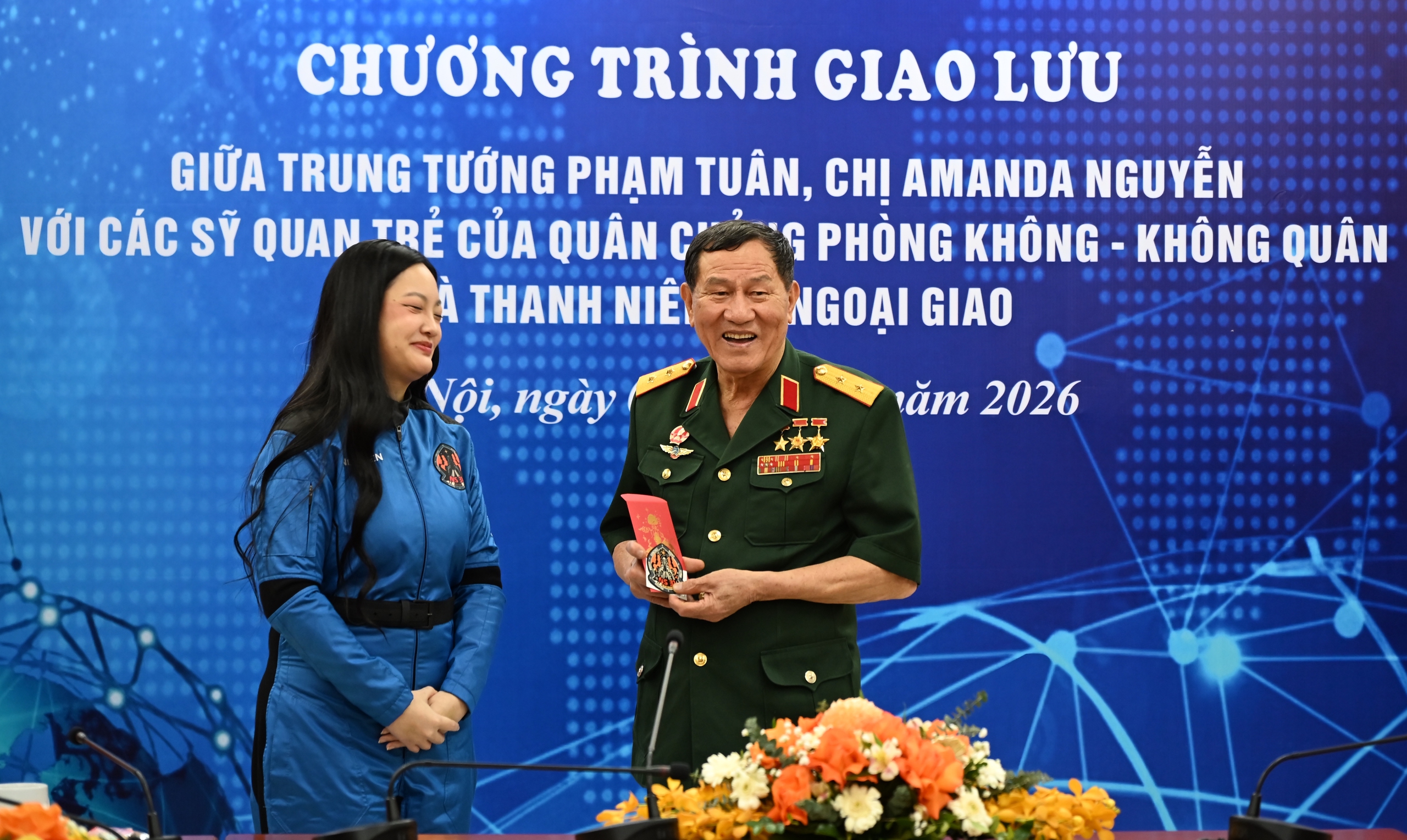 Cuộc gặp mặt lịch sử giữa Trung tướng Phạm Tuân và chị Amanda Nguyễn - Ảnh 10.