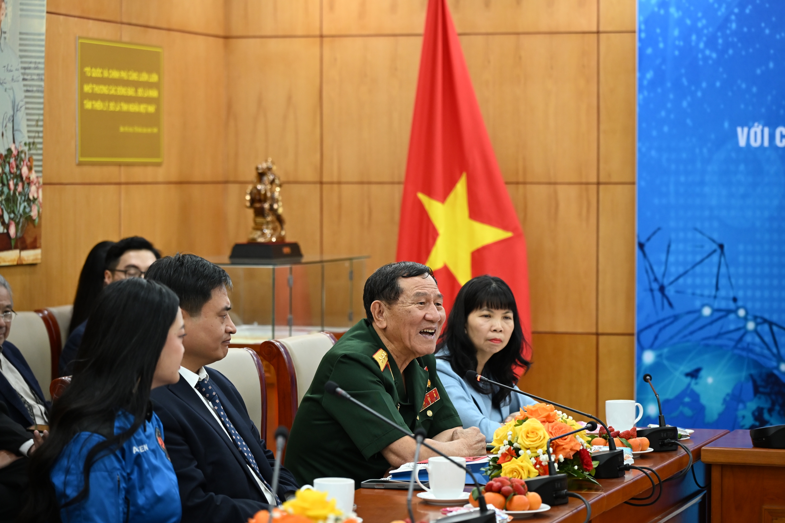 Cuộc gặp mặt lịch sử giữa Trung tướng Phạm Tuân và chị Amanda Nguyễn - Ảnh 7.