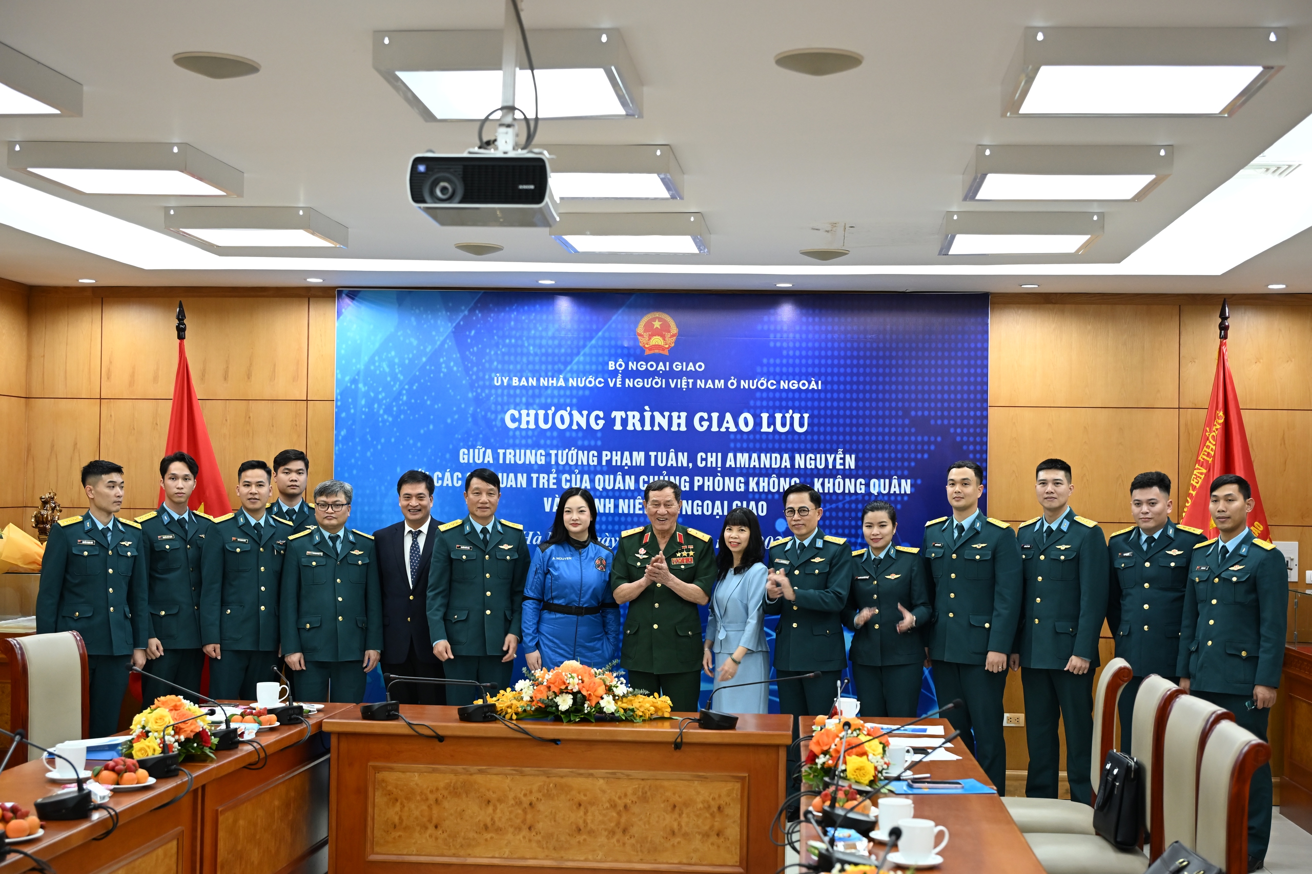 Cuộc gặp mặt lịch sử giữa Trung tướng Phạm Tuân và chị Amanda Nguyễn - Ảnh 12.