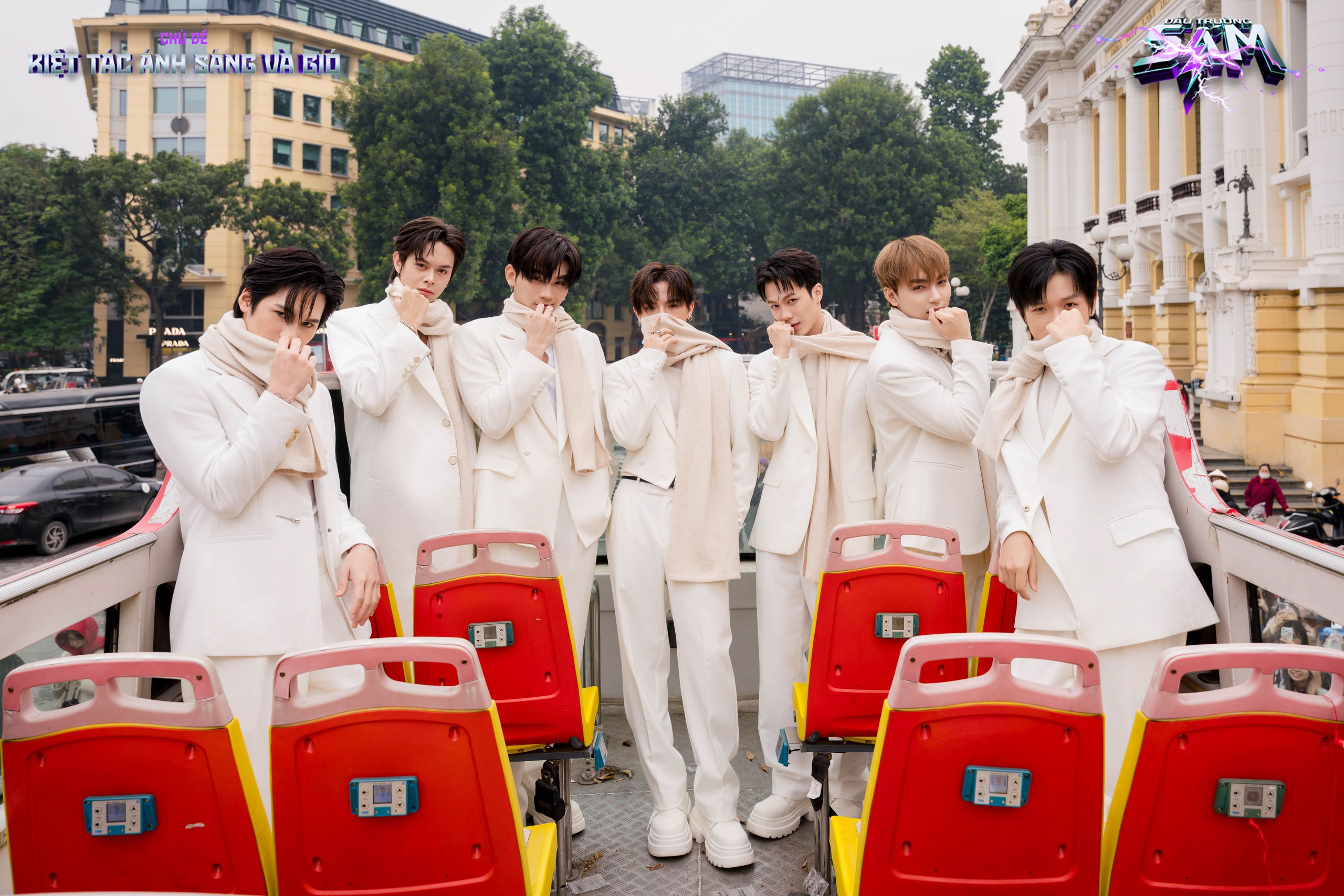 Fans vây kín nhóm UPRIZE trên xe bus - Ảnh 1.