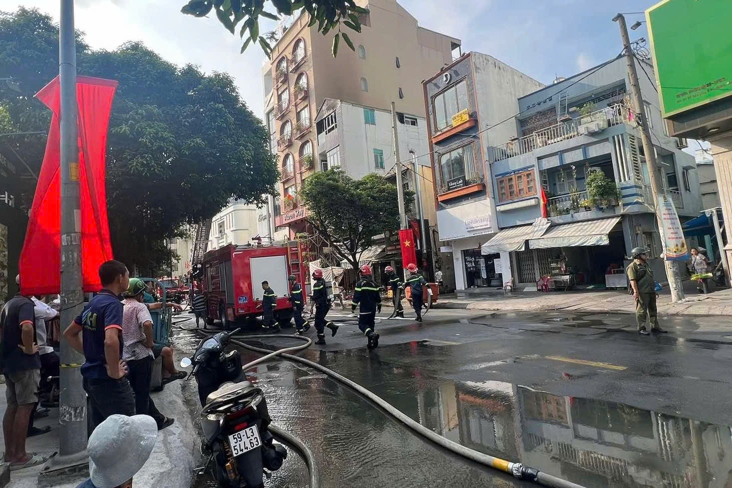 Ch&aacute;y nh&agrave; 5 tầng ở trung t&acirc;m TPHCM v&agrave;o s&aacute;ng nay - Ảnh 2.