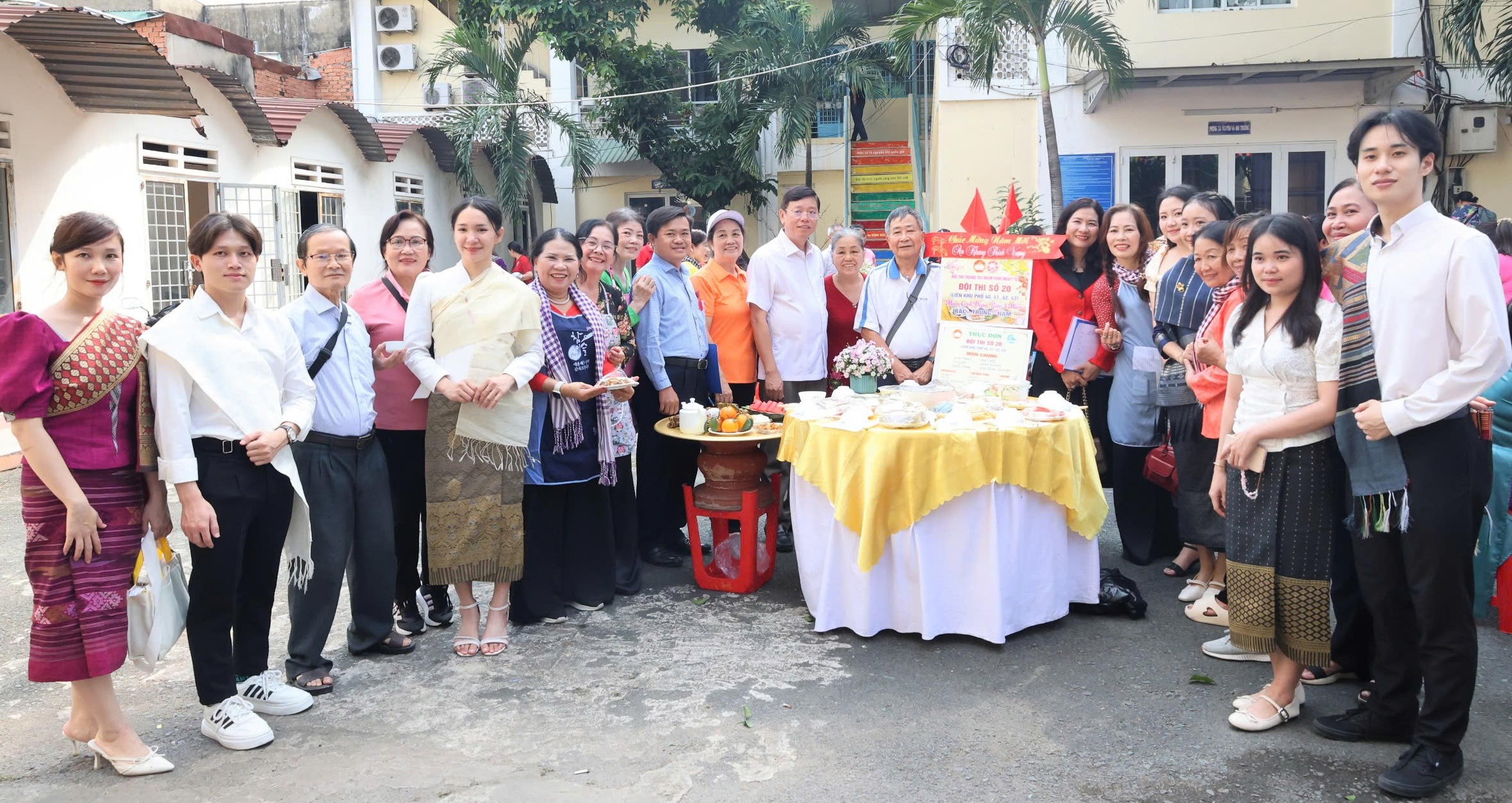 Bí thư phường TPHCM gói bánh chưng cùng người dân - Ảnh 4.