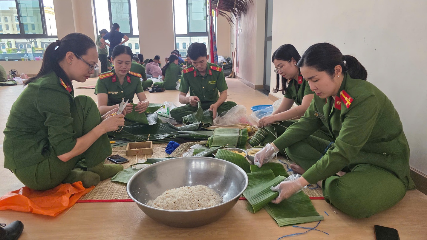 Rộn ràng Phiên chợ Xuân 2026 do Công an tỉnh An Giang tổ chức cho cộng đồng - Ảnh 10.