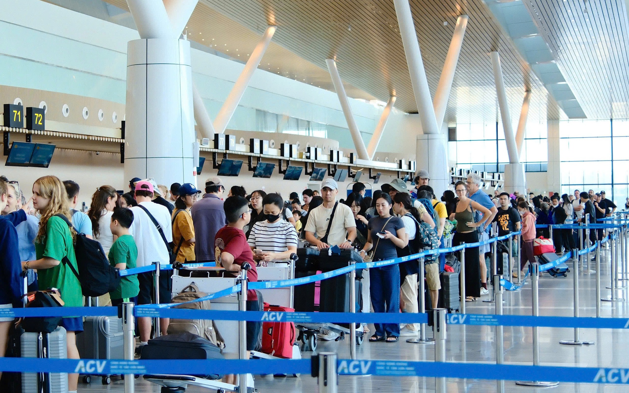 Khách ùn ùn tại sân bay Tân Sơn Nhất về quê dịp Tết 2026 - Ảnh 1.