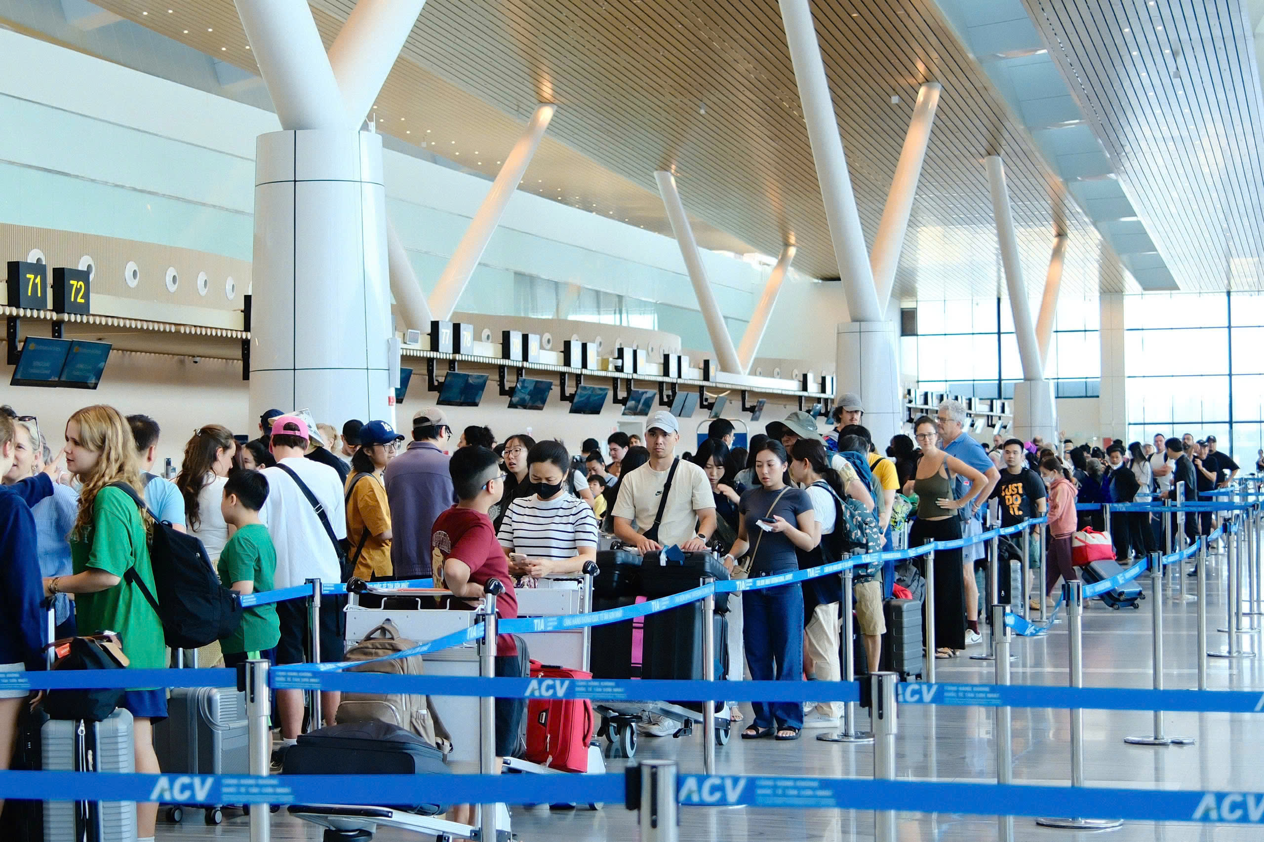S&acirc;n bay T&acirc;n Sơn Nhất đ&oacute;n hơn 1 . 000 Chuyến bay / ng&agrave;y trong dịp Tết Nguy&ecirc;n đ&aacute;n 2026 - Ảnh 2.