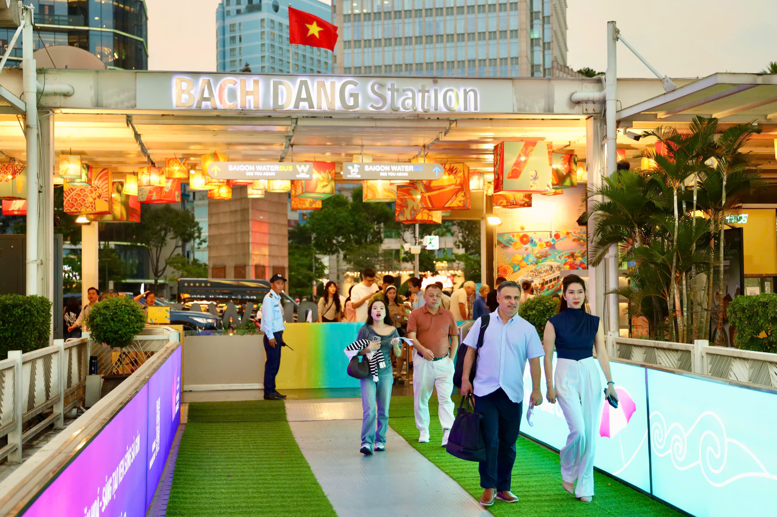 Du kh&aacute;ch trải nghiệm cồng chi&ecirc;ng T&acirc;y Nguy&ecirc;n tr&ecirc;n bu&yacute;t s&ocirc;ng 2 tầng tại TPHCM - Ảnh 7.