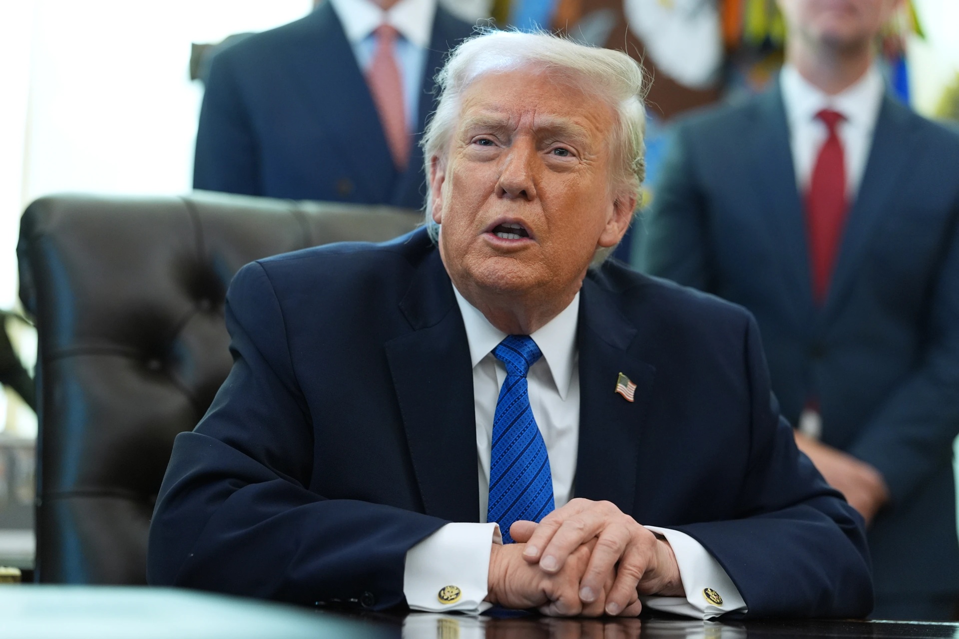Tổng thống Donald Trump ký lệnh về "quyền ưu tiên" mua vũ khí Mỹ - Ảnh 1.