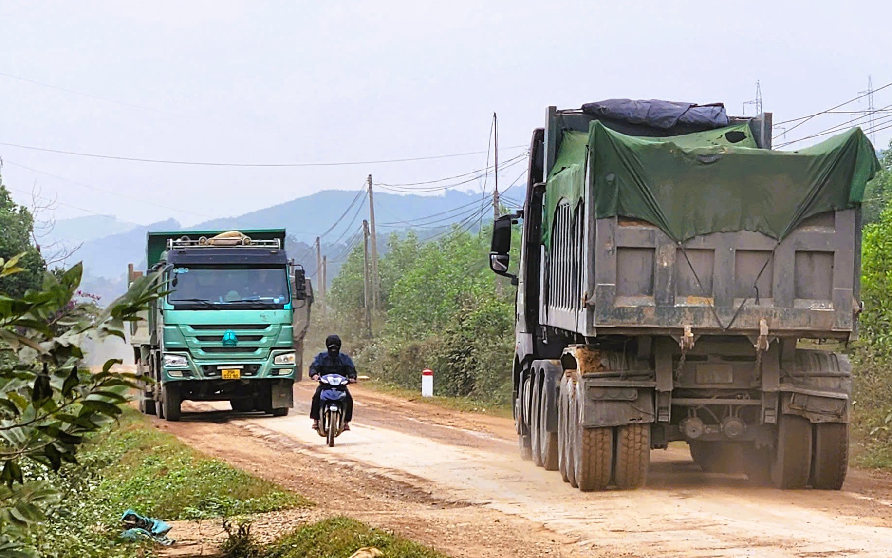 Công an Thanh Hóa phản hồi thông tin tỉnh lộ oằn mình "cõng" xe tải trọng lớn