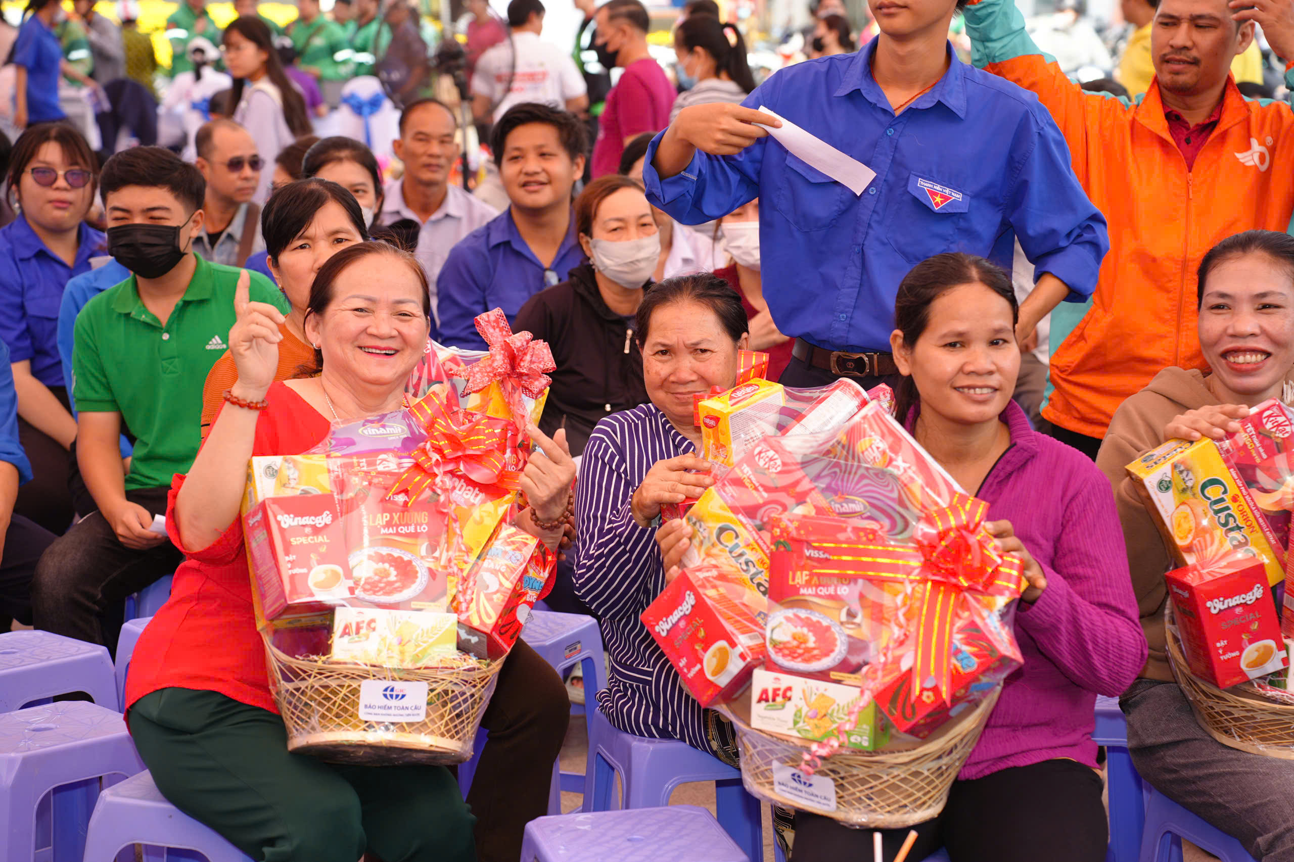 Người lao động vui mừng khi được thay nhớt, kiểm tra xe miễn phí trước khi về quê đón Tết - Ảnh 2.