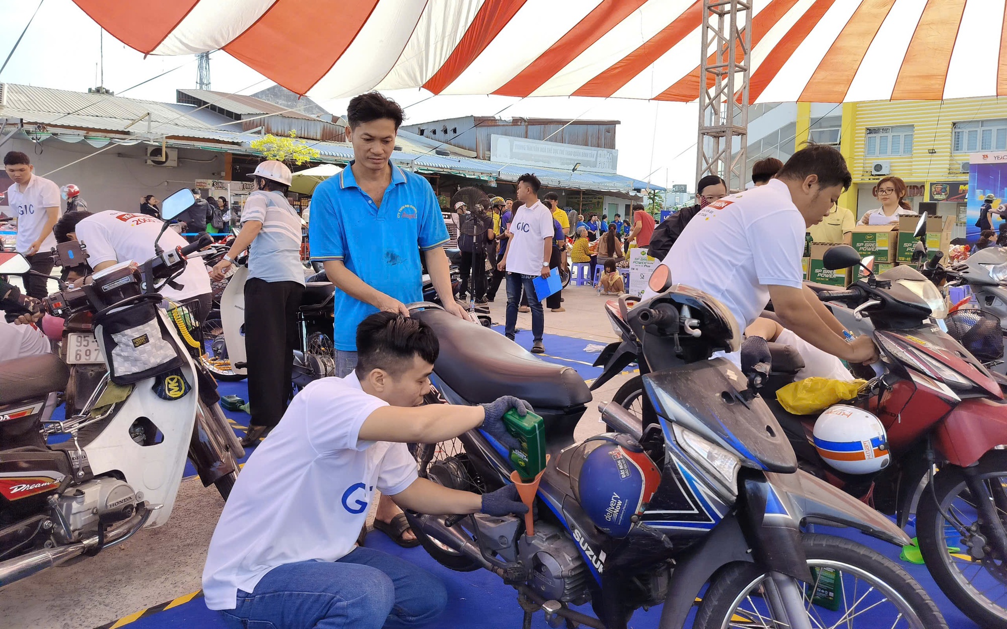2.000 xe máy được thay nhớt, kiểm tra xe miễn phí