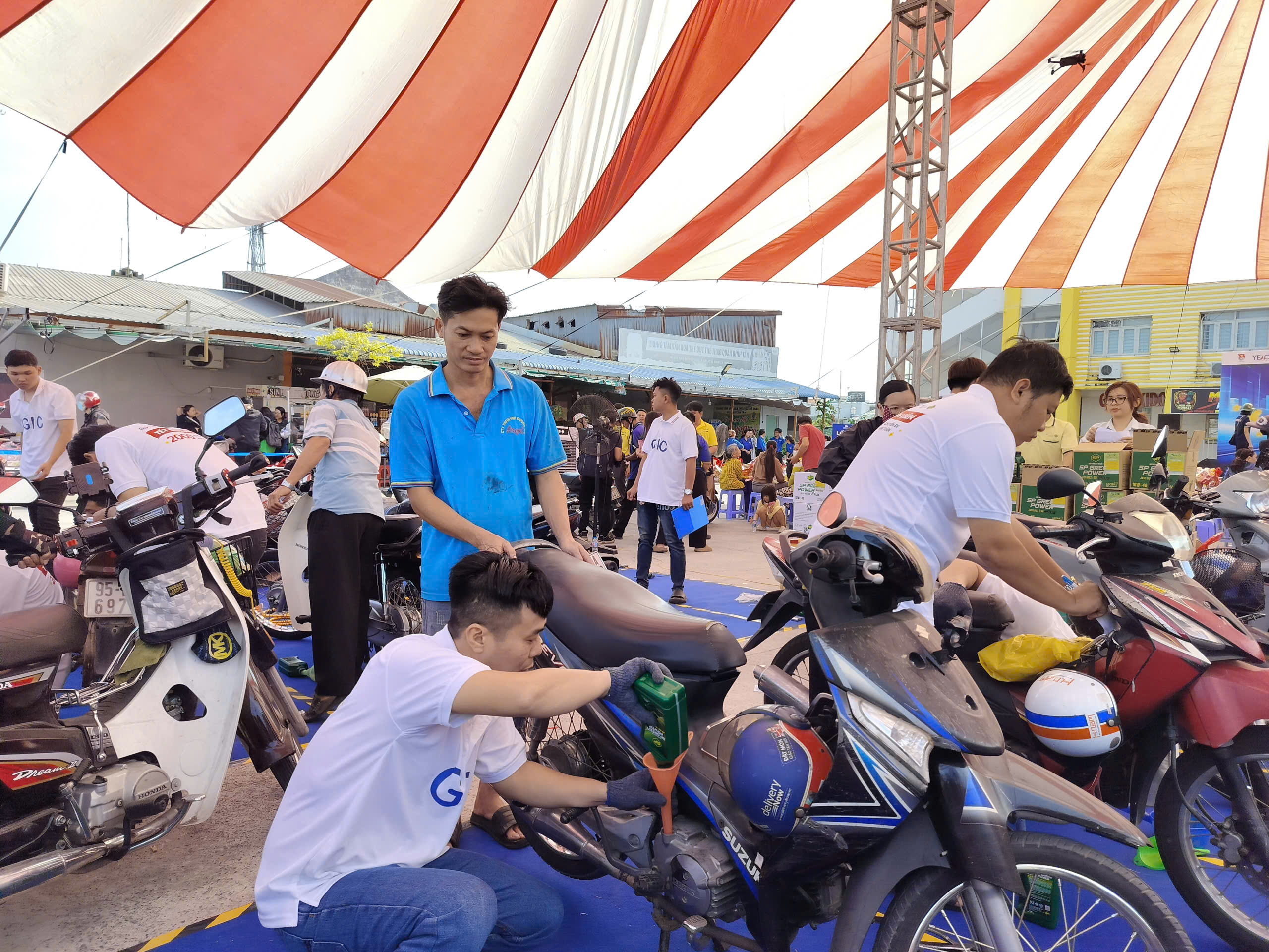 Người lao động vui mừng khi được thay nhớt, kiểm tra xe miễn phí trước khi về quê đón Tết - Ảnh 4.