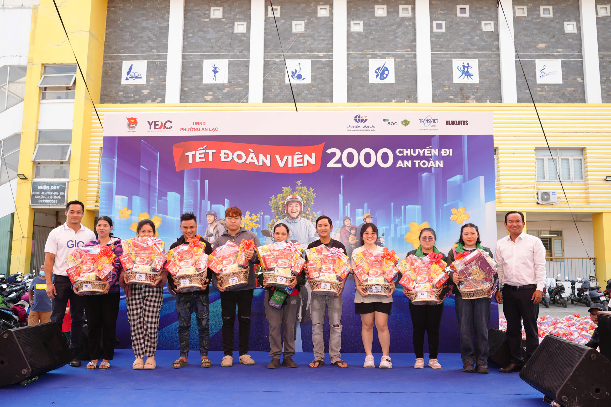 Người lao động vui mừng khi được thay nhớt, kiểm tra xe miễn phí trước khi về quê đón Tết - Ảnh 1.