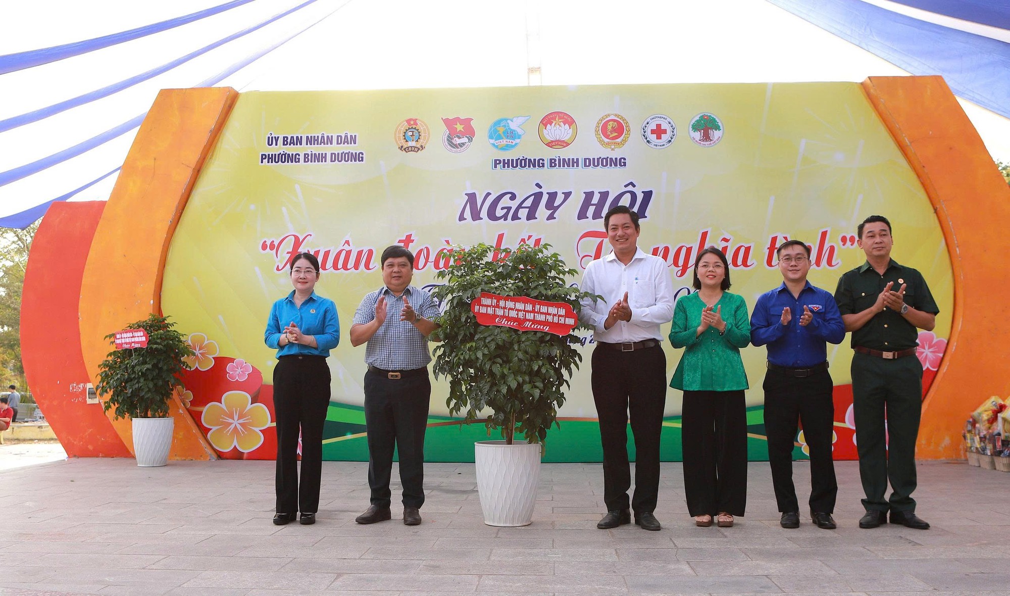 Trao qu&agrave; Tết cho người ngh&egrave;o tại phường B&igrave;nh Dương: 750 Phần qu&agrave; &yacute; nghĩa năm 2026 - Ảnh 1.