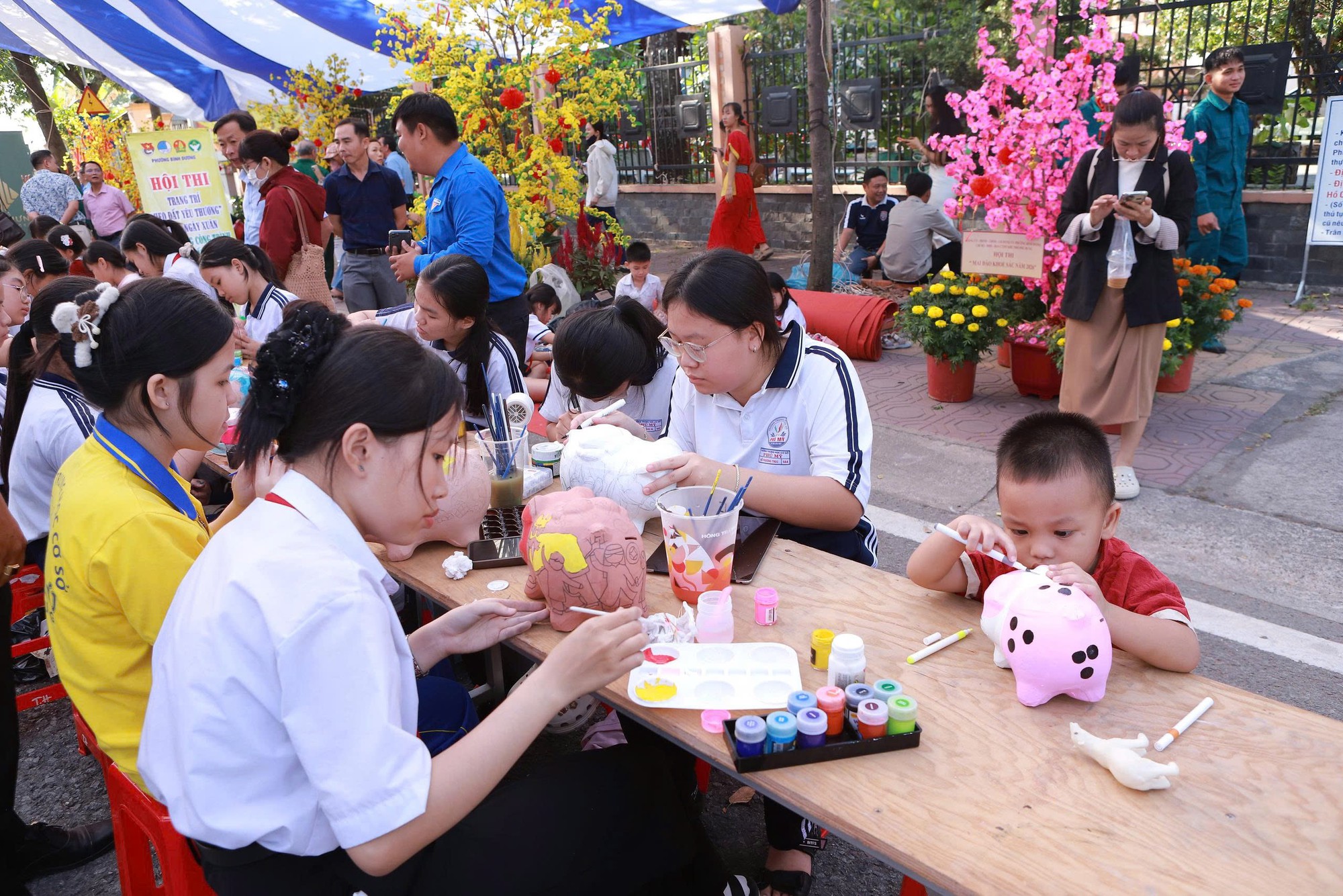 Trao qu&agrave; Tết cho người ngh&egrave;o tại phường B&igrave;nh Dương: 750 Phần qu&agrave; &yacute; nghĩa năm 2026 - Ảnh 6.